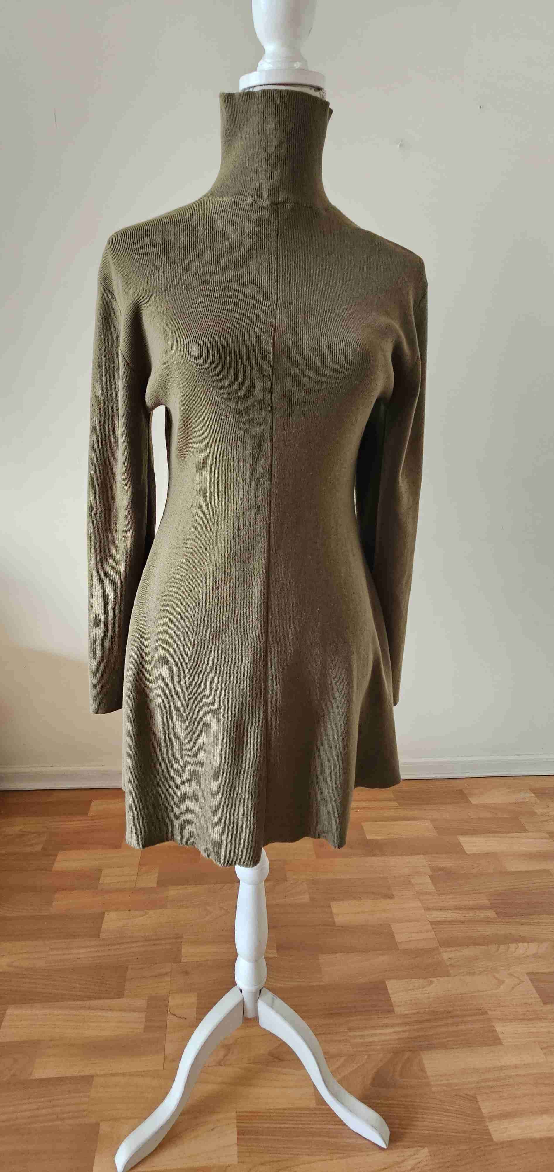 Vestido color caqui de cuello alto - miniatura 3