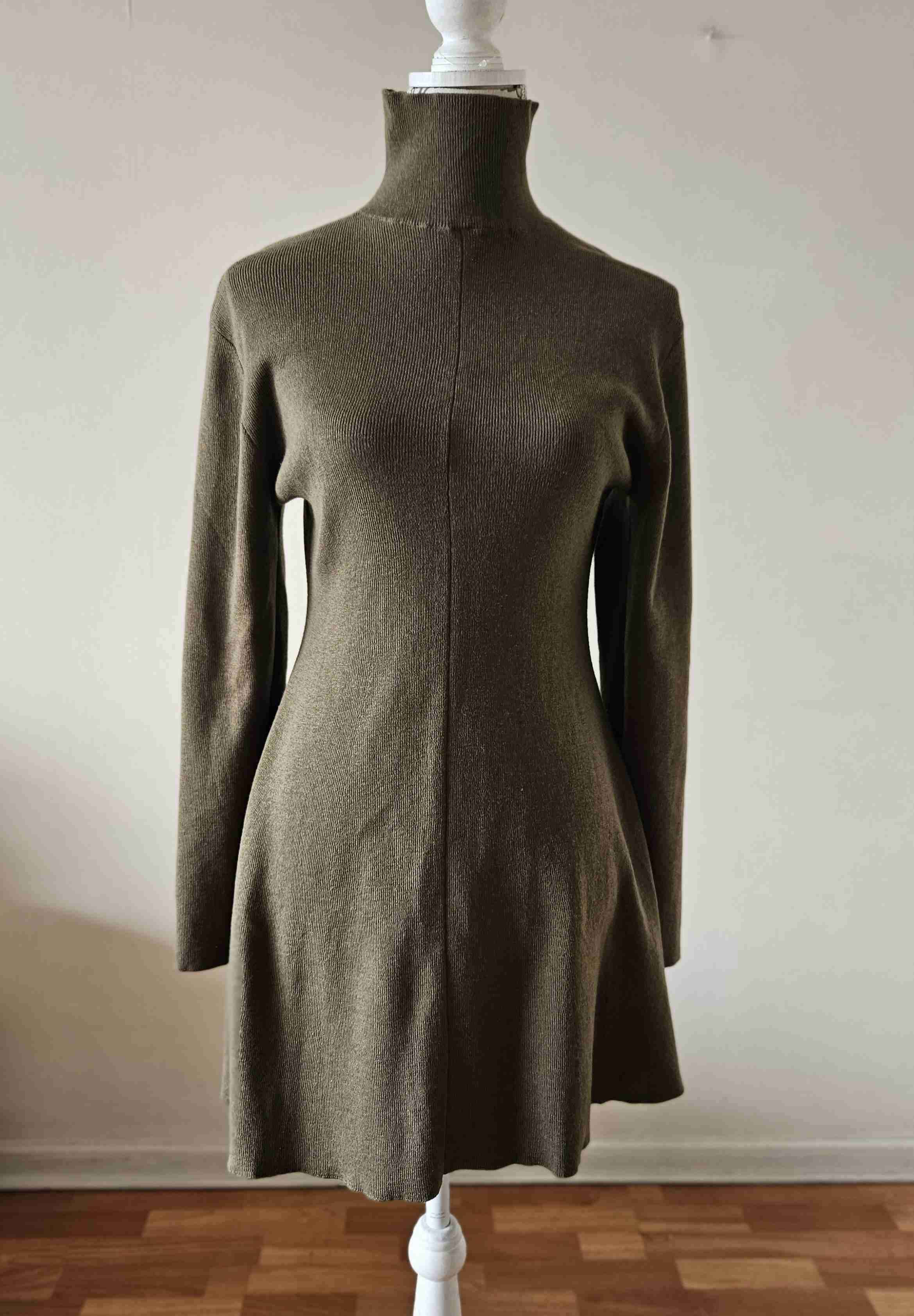 Vestido color caqui de cuello alto - miniatura 4