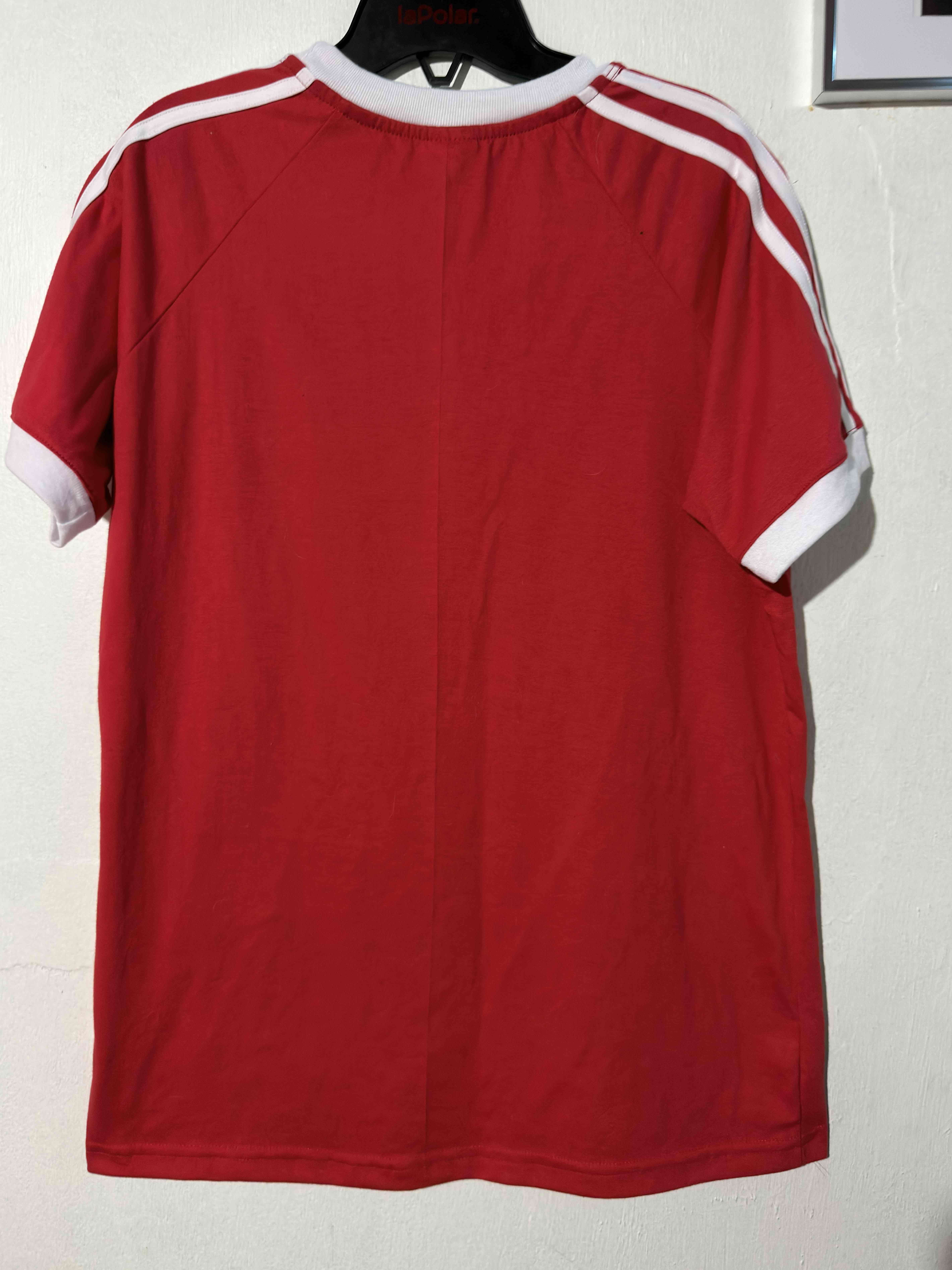 polera roja diseño gráfico estilo Y2K - miniatura 2