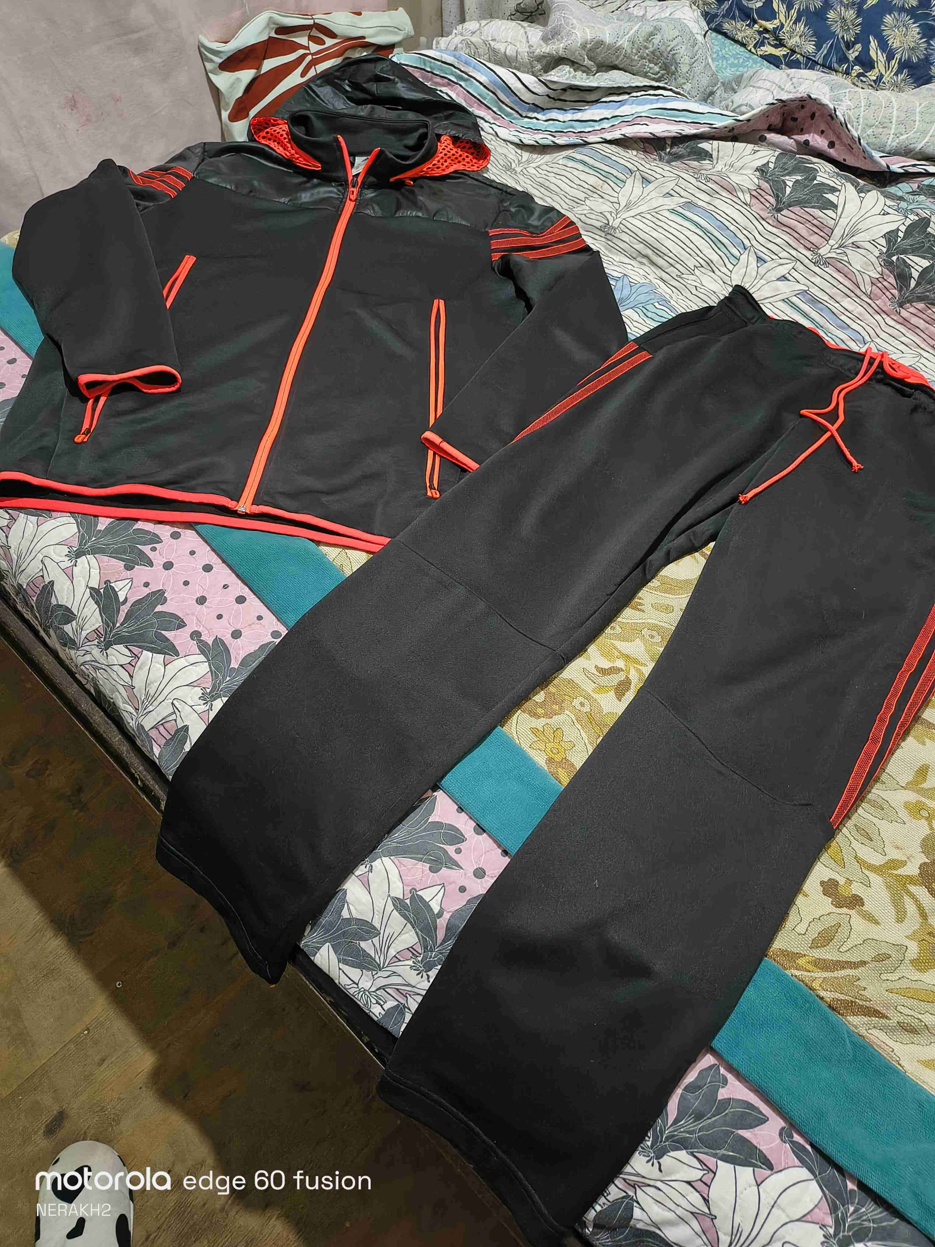 Conjunto deportivo negro y naranjo original - miniatura 1