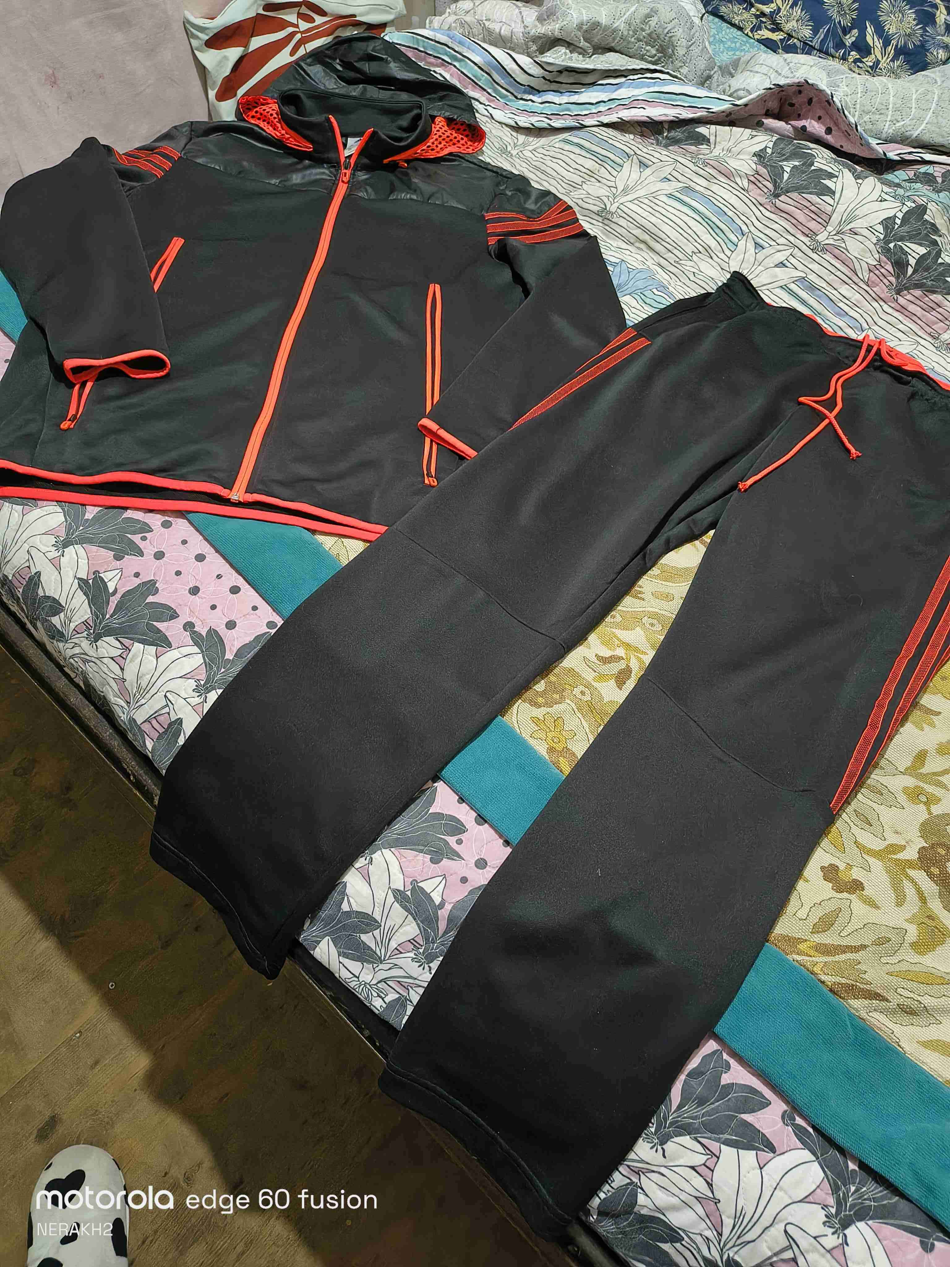 Conjunto deportivo negro y naranjo original - miniatura 2