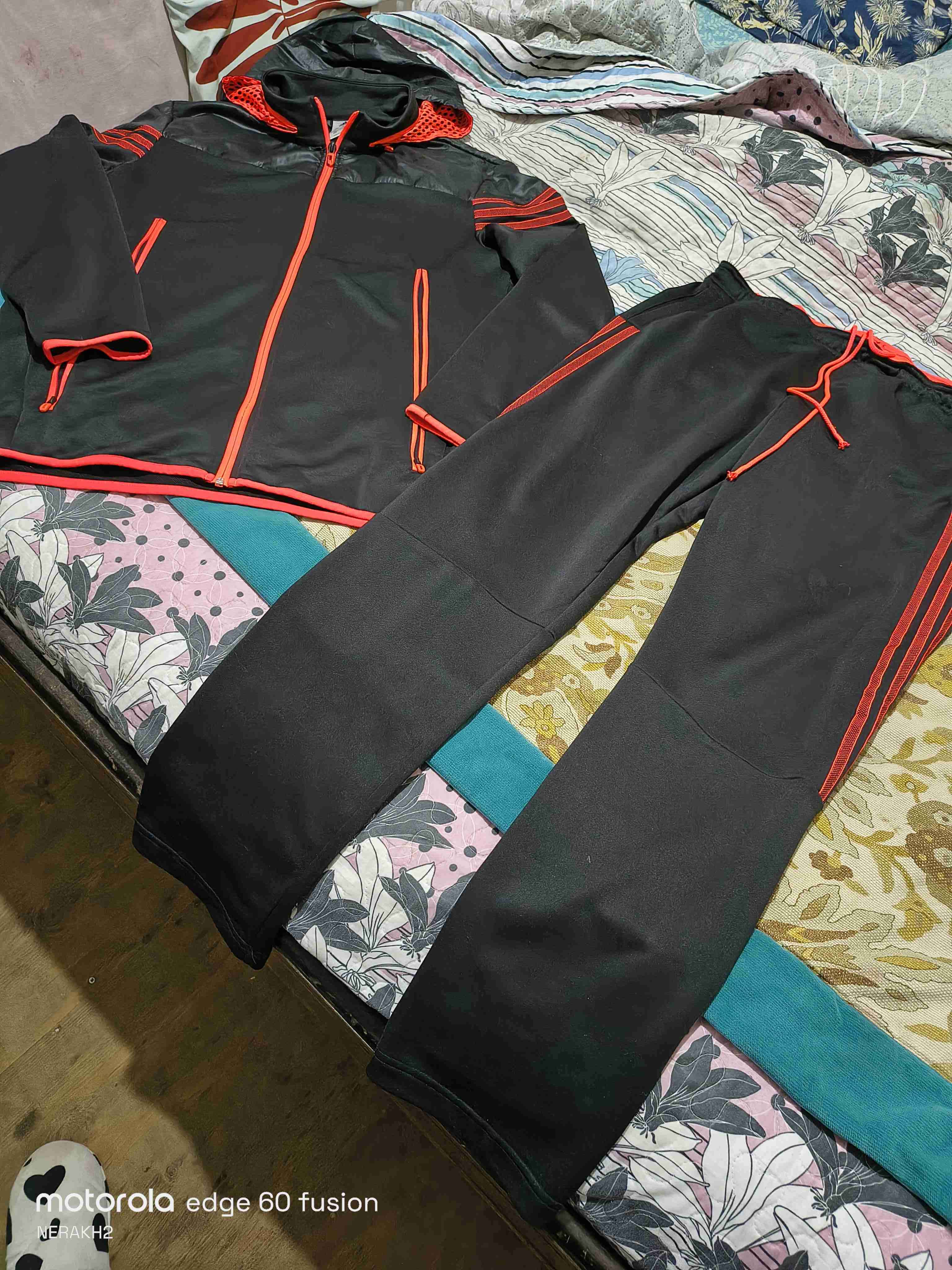 Conjunto deportivo negro y naranjo original - miniatura 3