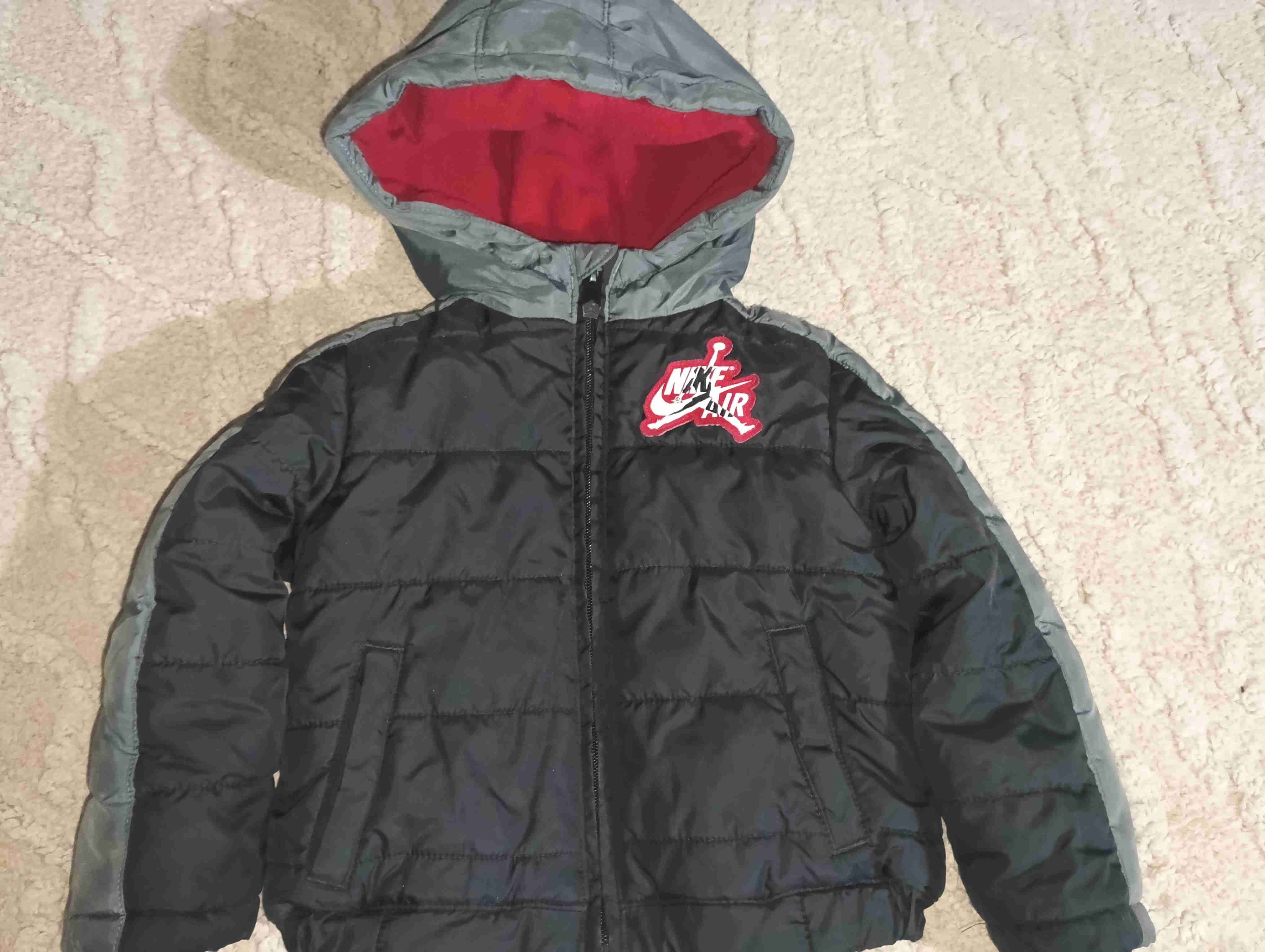 Chaqueta negra con capucha jordan - miniatura 1