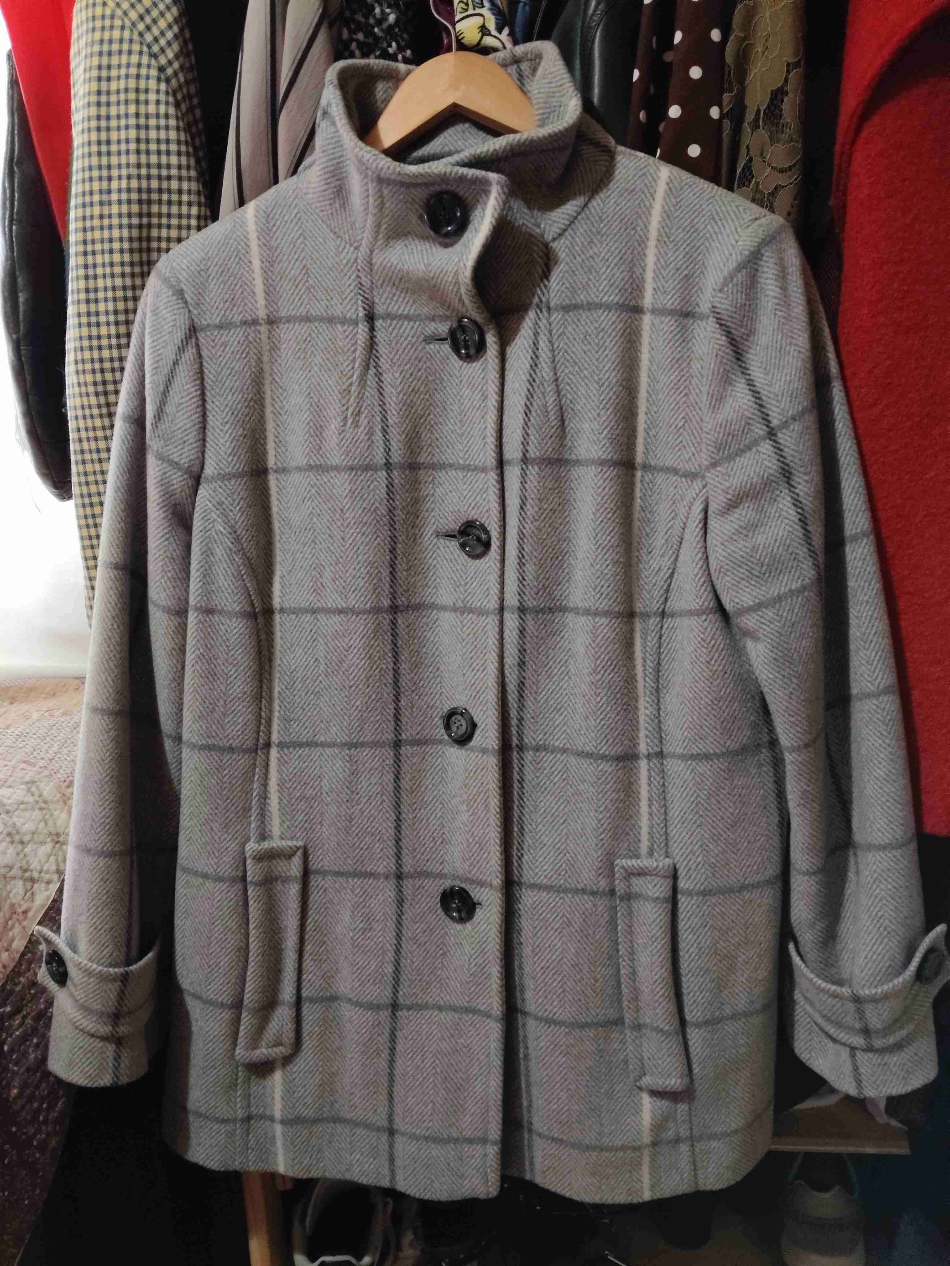 Abrigo gris de cuadros