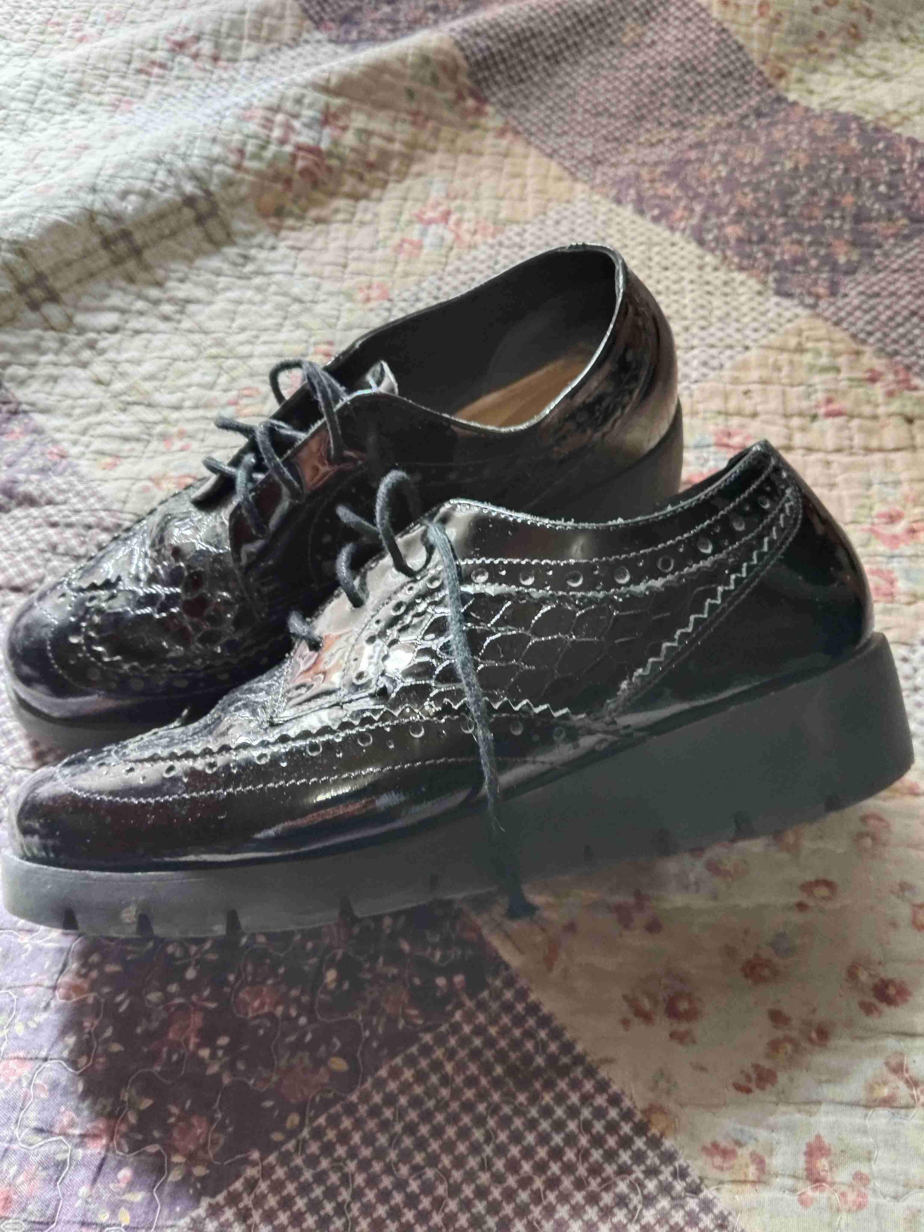 Zapatos de charol negro para mujer - miniatura 1