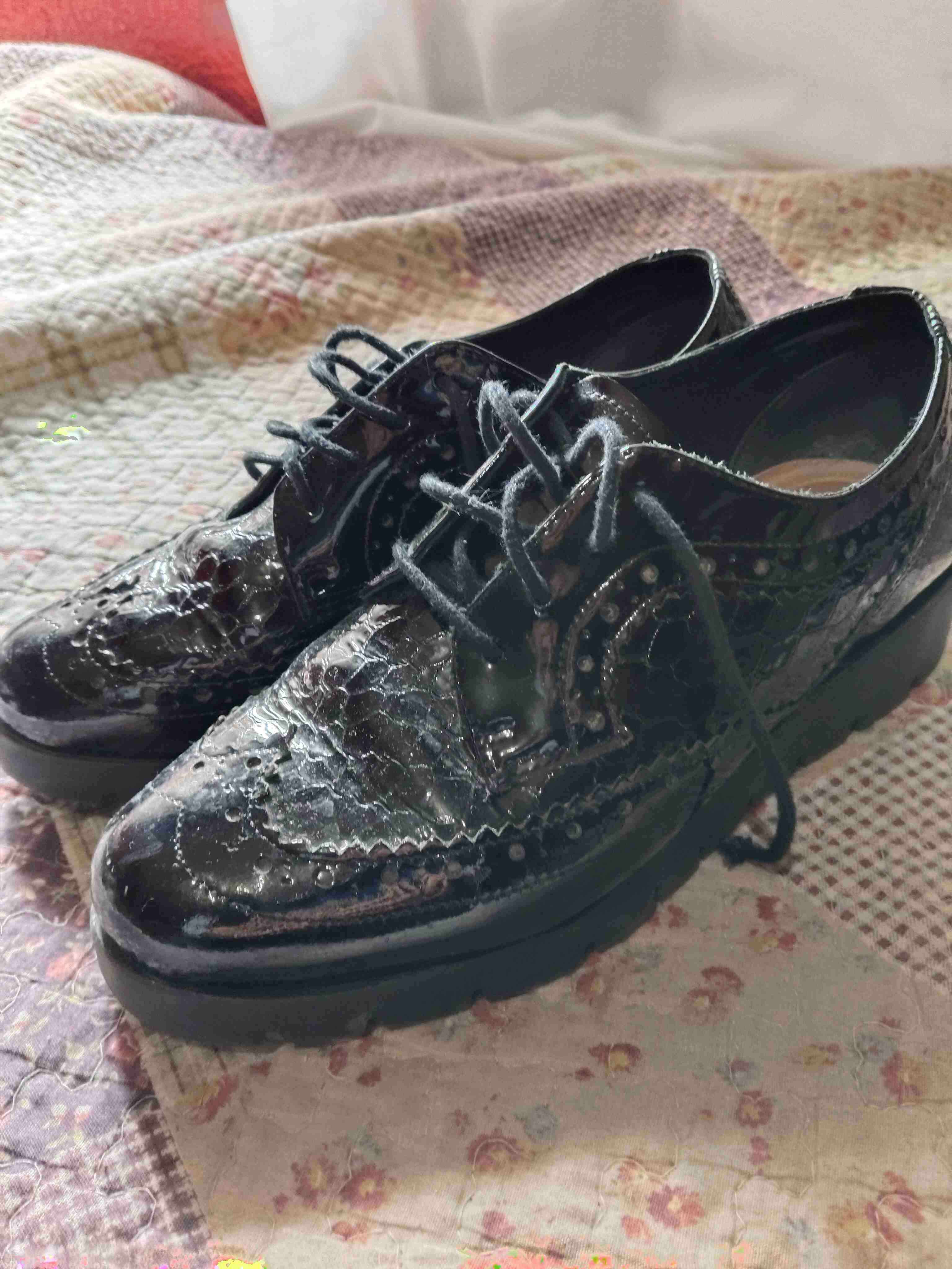 Zapatos de charol negro para mujer - miniatura 2