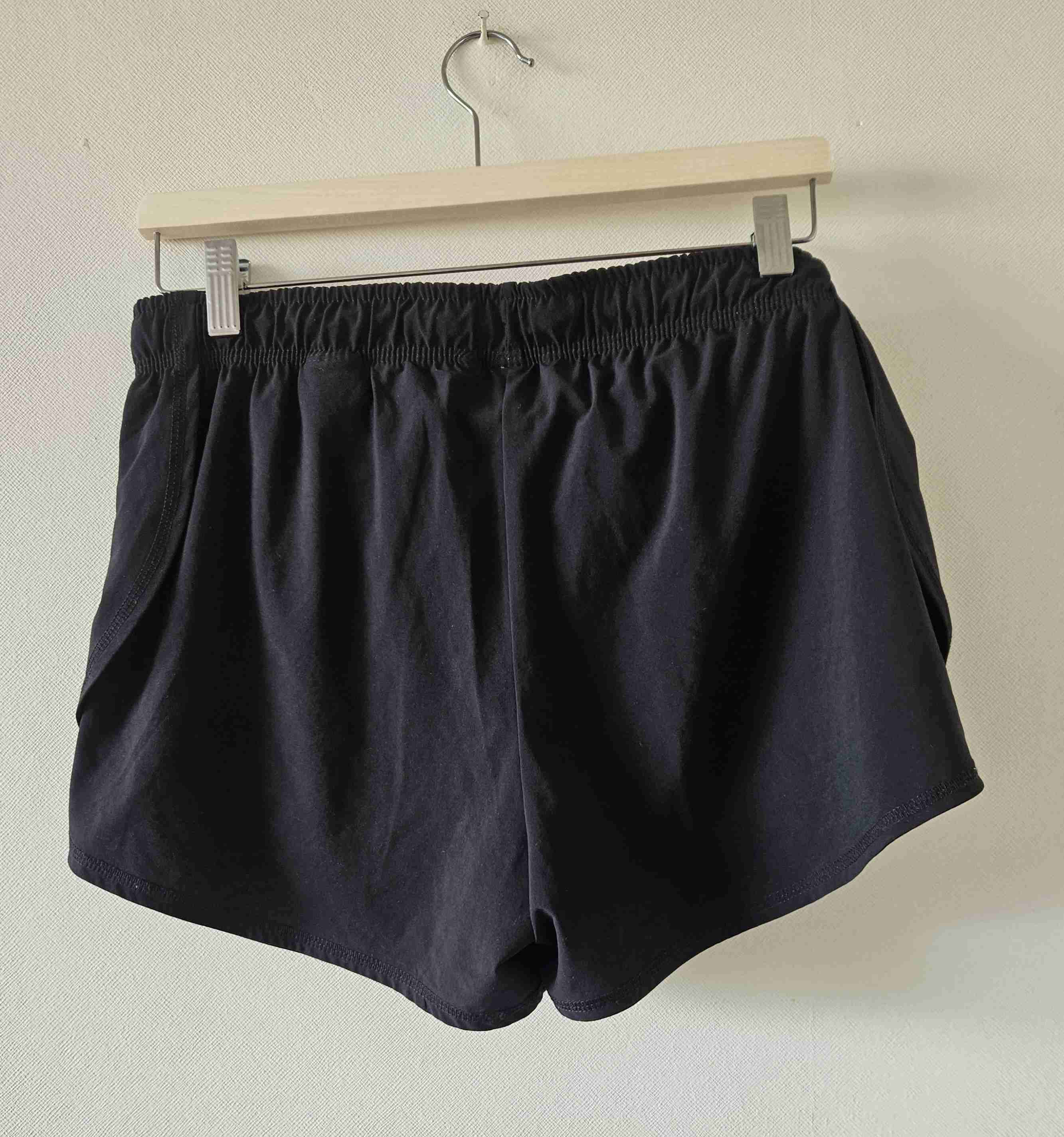 Shorts deportivos negros - miniatura 3