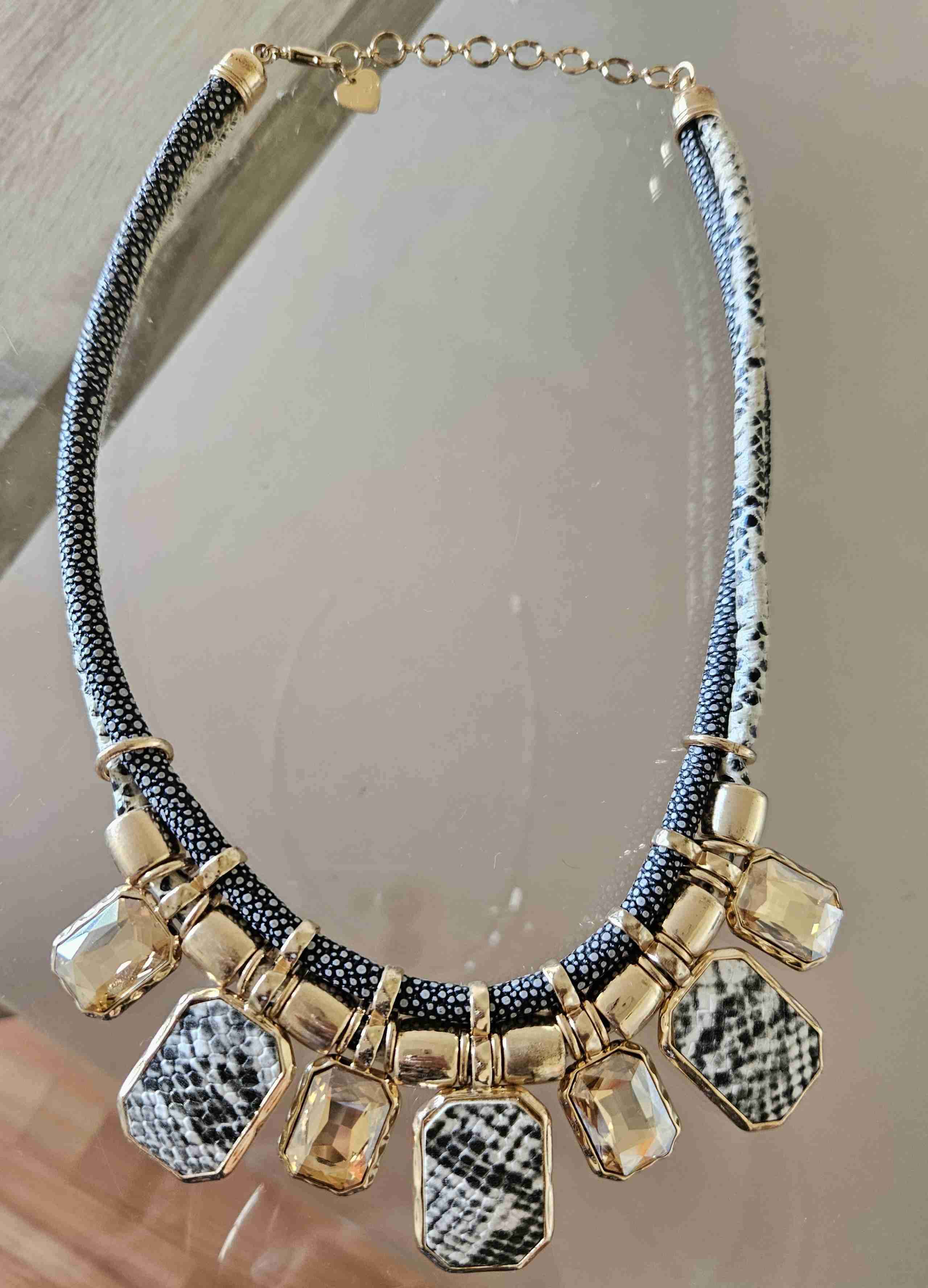 Collar con colgantes dorados - miniatura 1