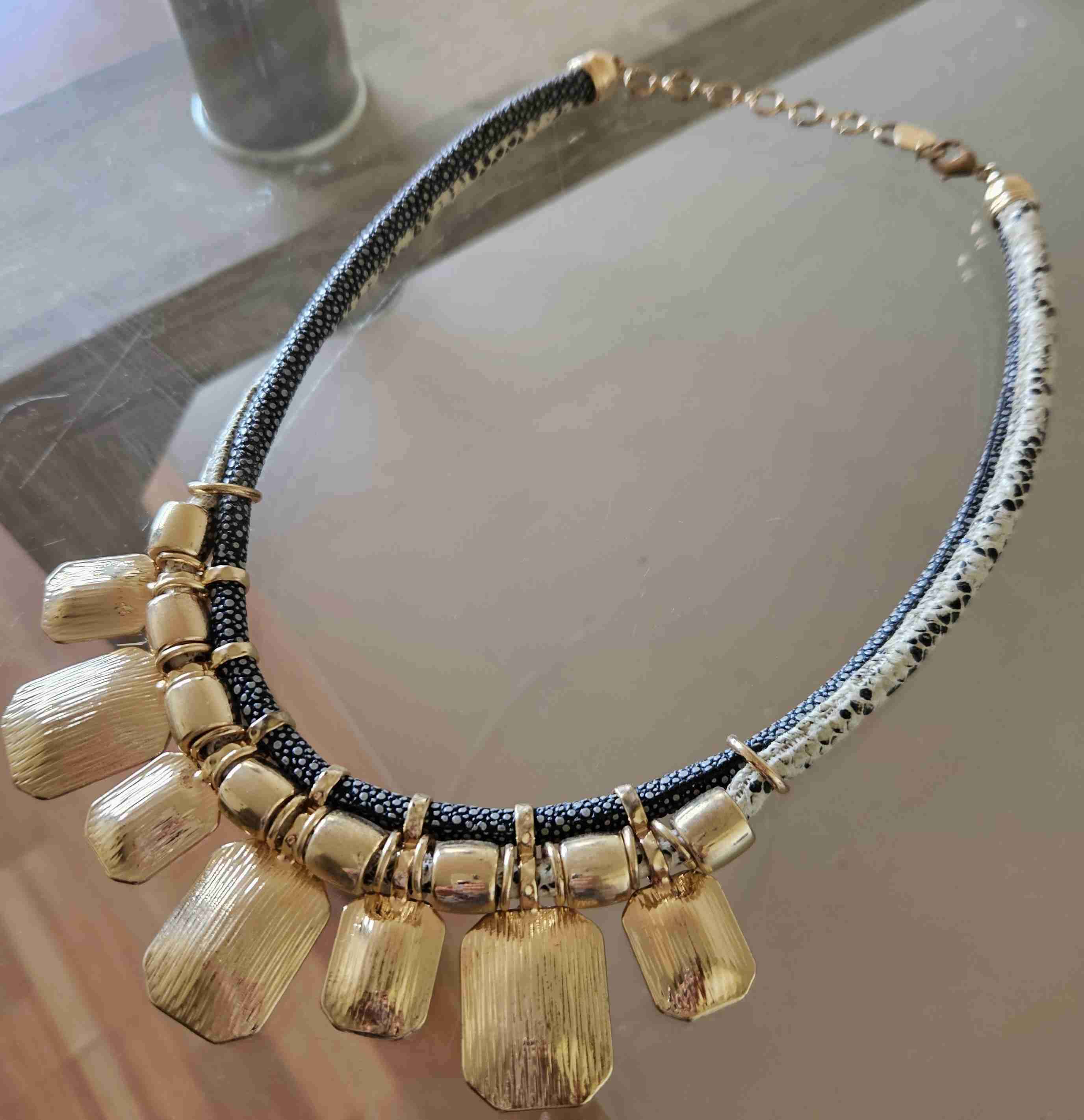 Collar con colgantes dorados - miniatura 2