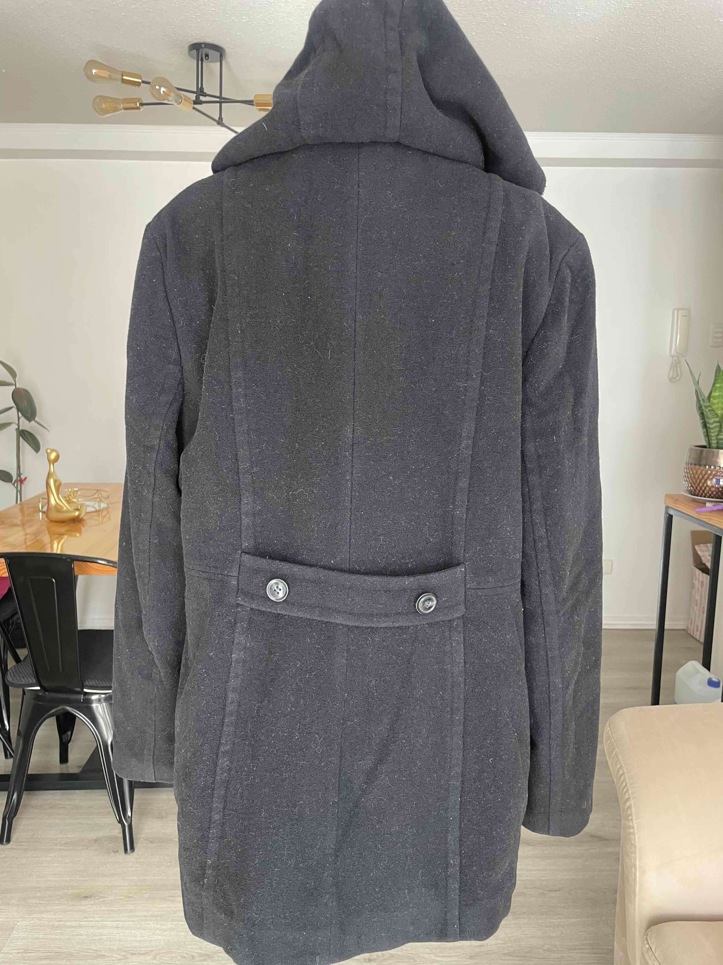 Abrigo negro con capucha, talla L - miniatura 2