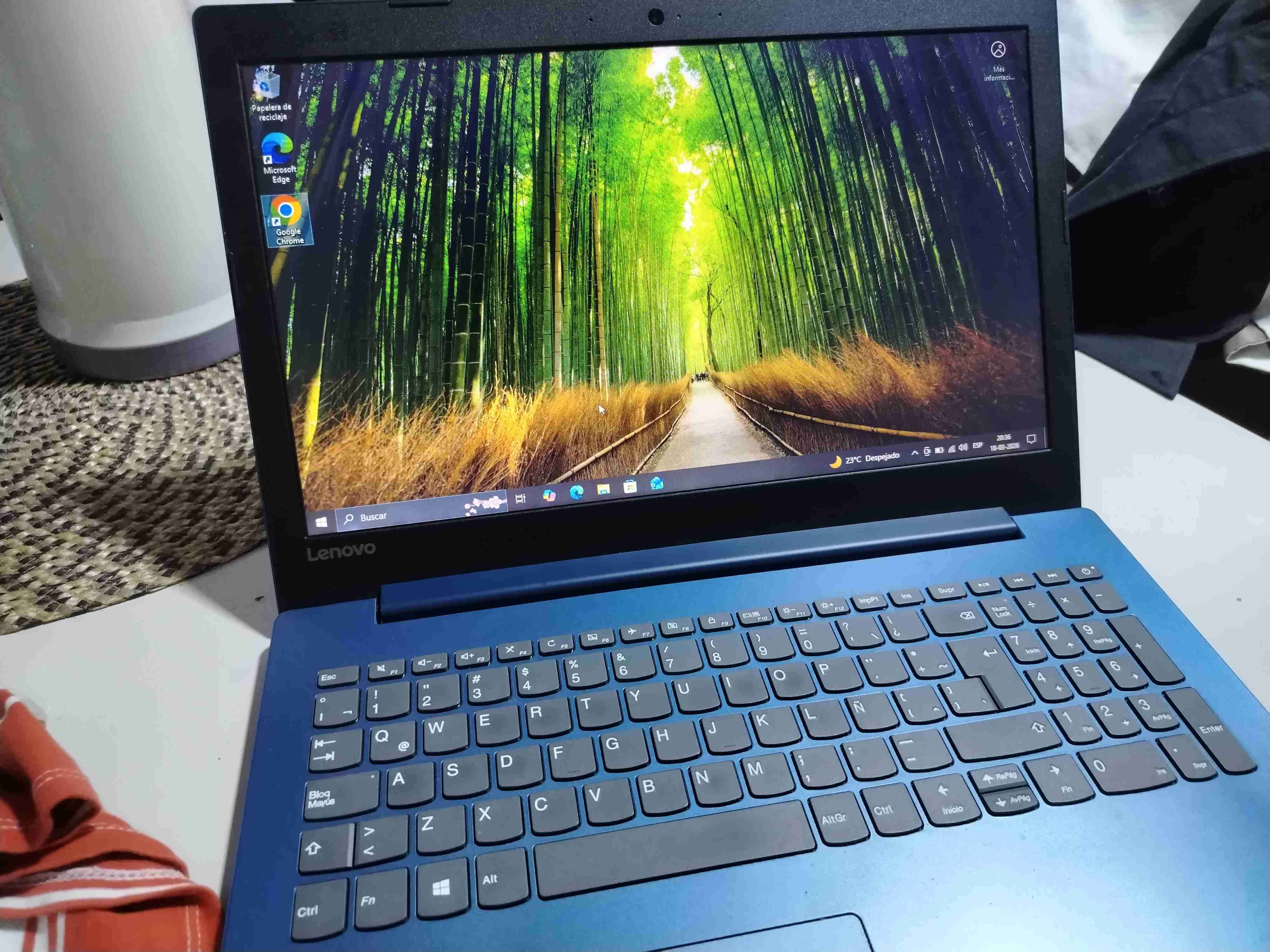 Notebook Lenovo azul en buen estado - miniatura 1