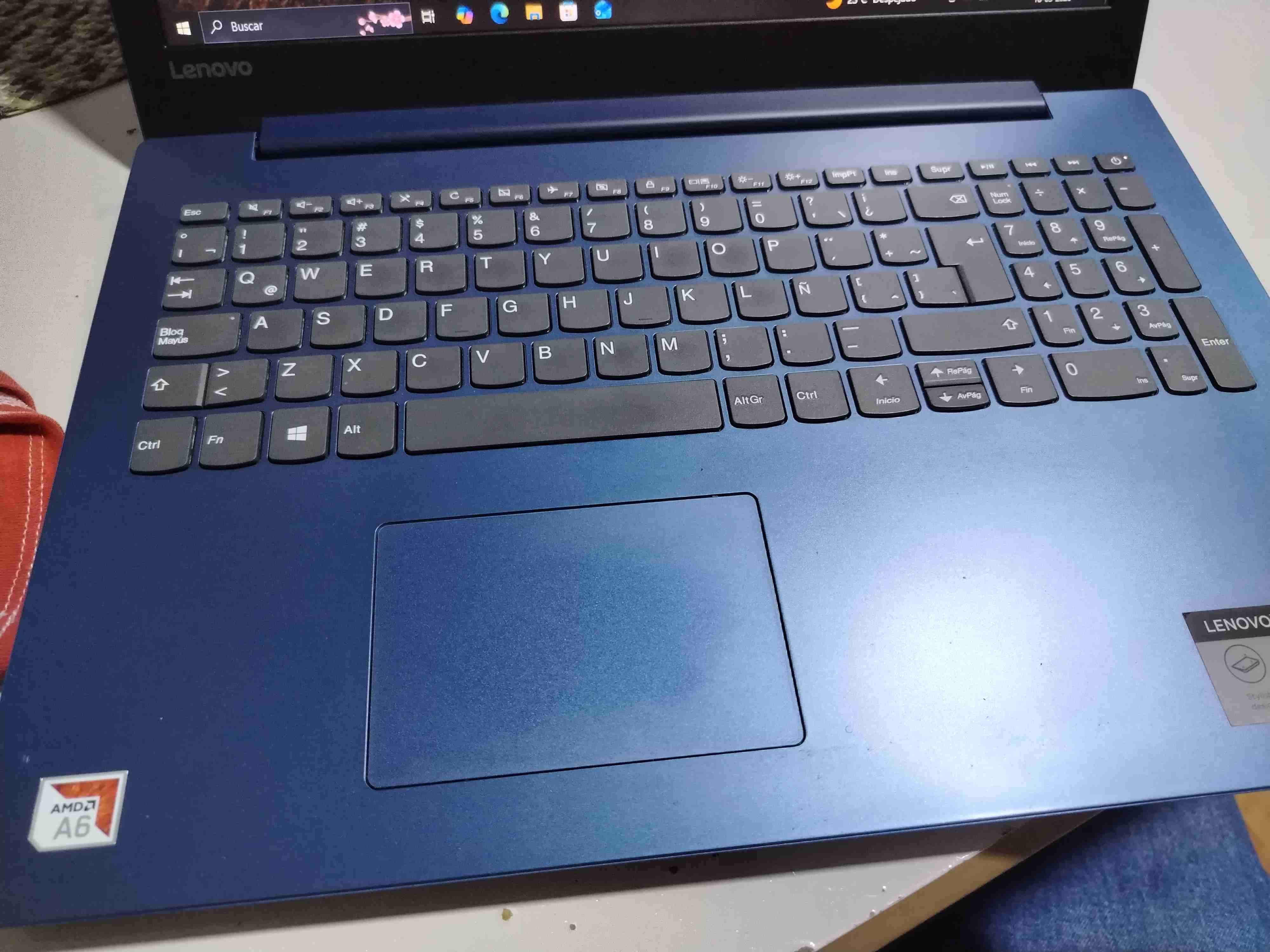 Notebook Lenovo azul en buen estado - miniatura 2