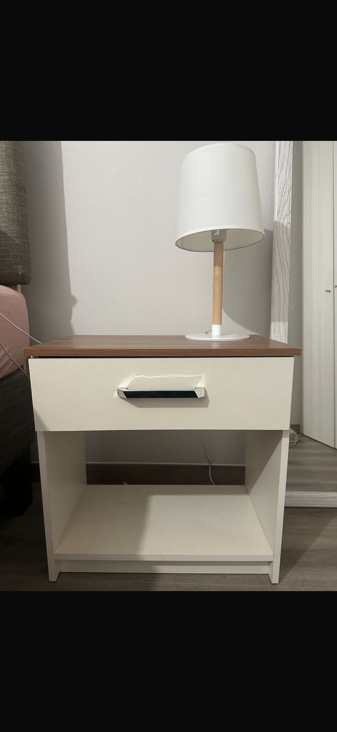 Mesa de noche blanca con lámpara - miniatura 1