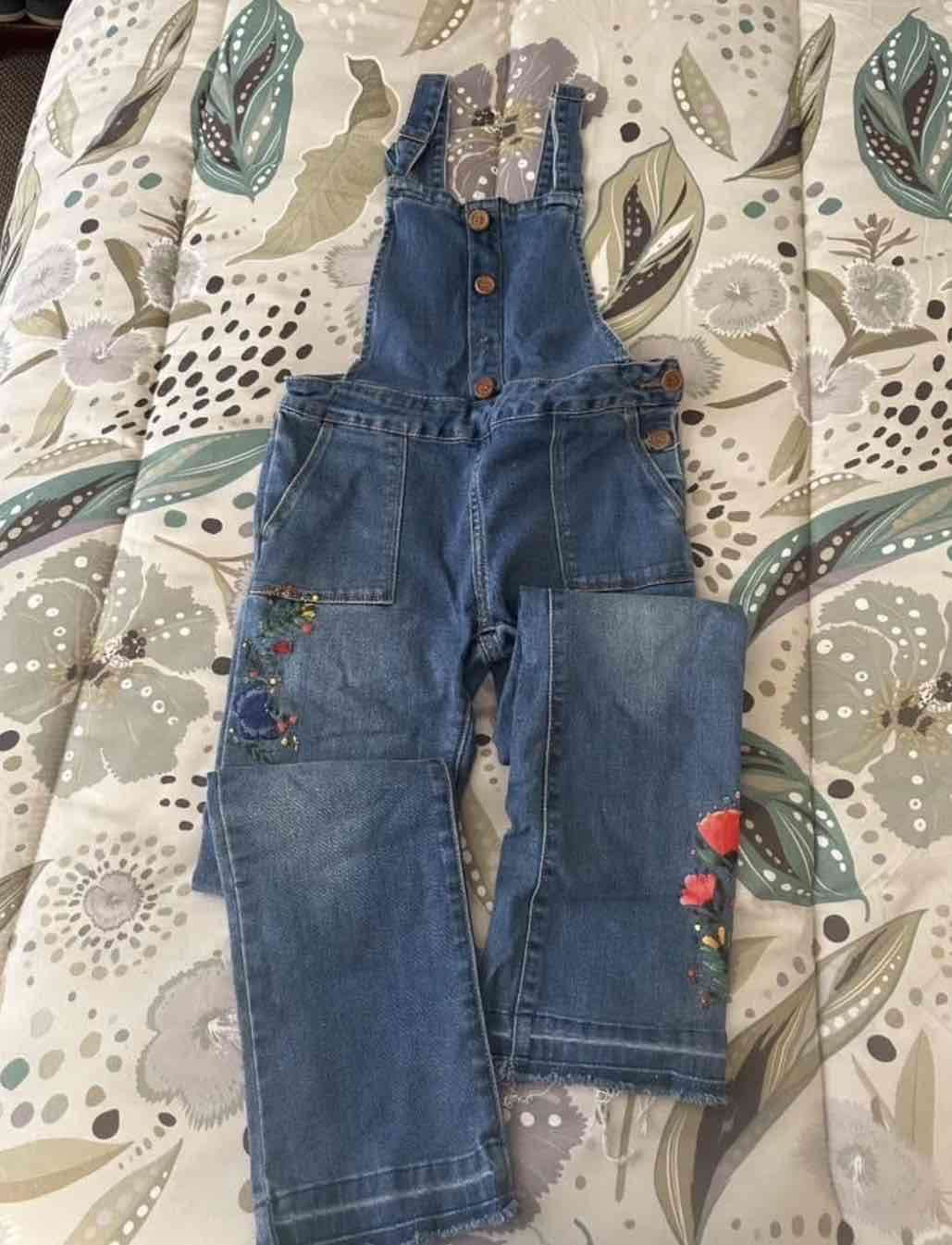 Jardineras de mezclilla bordadas