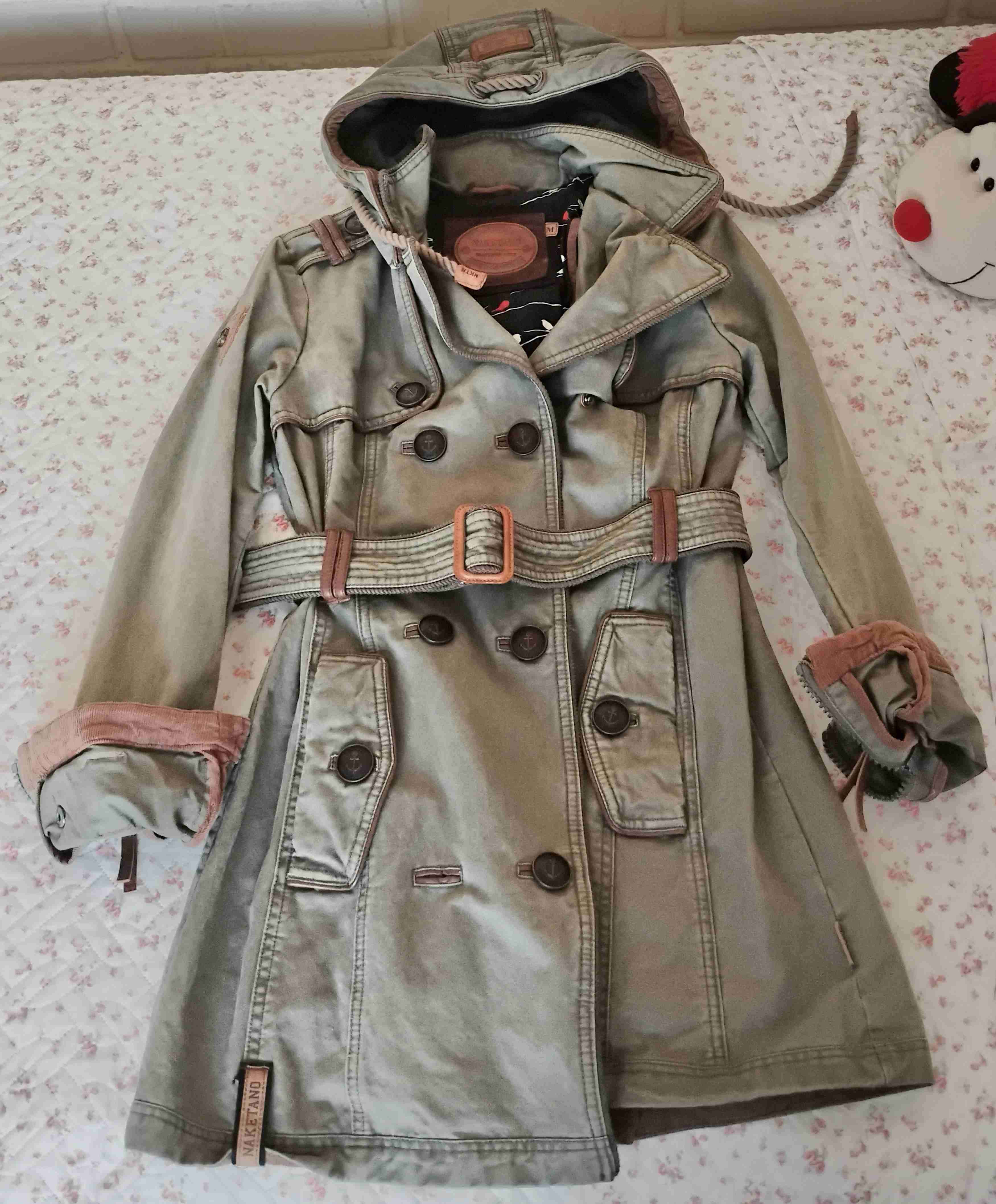 Abrigo verde con capucha - miniatura 1