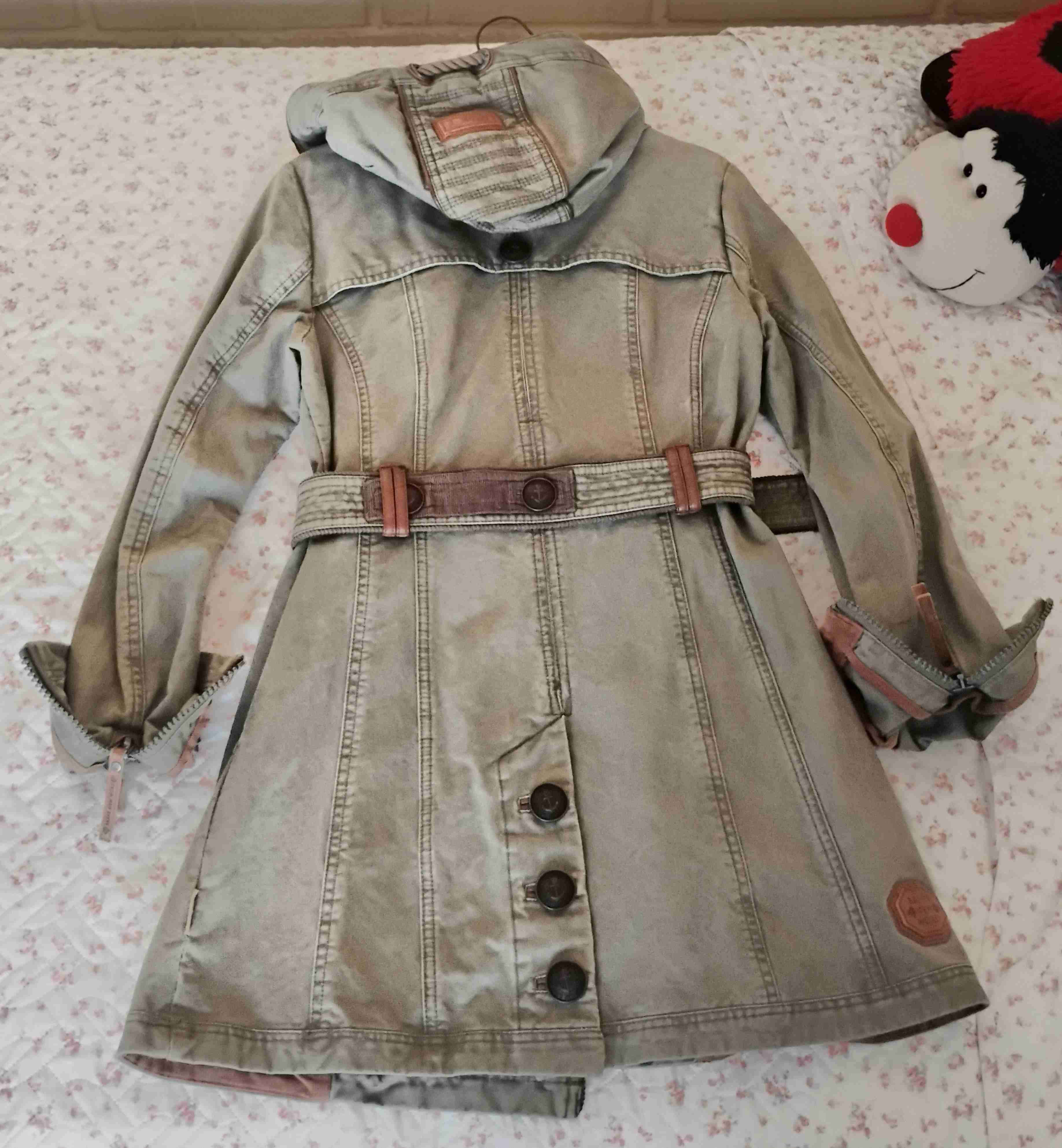 Abrigo verde con capucha - miniatura 2