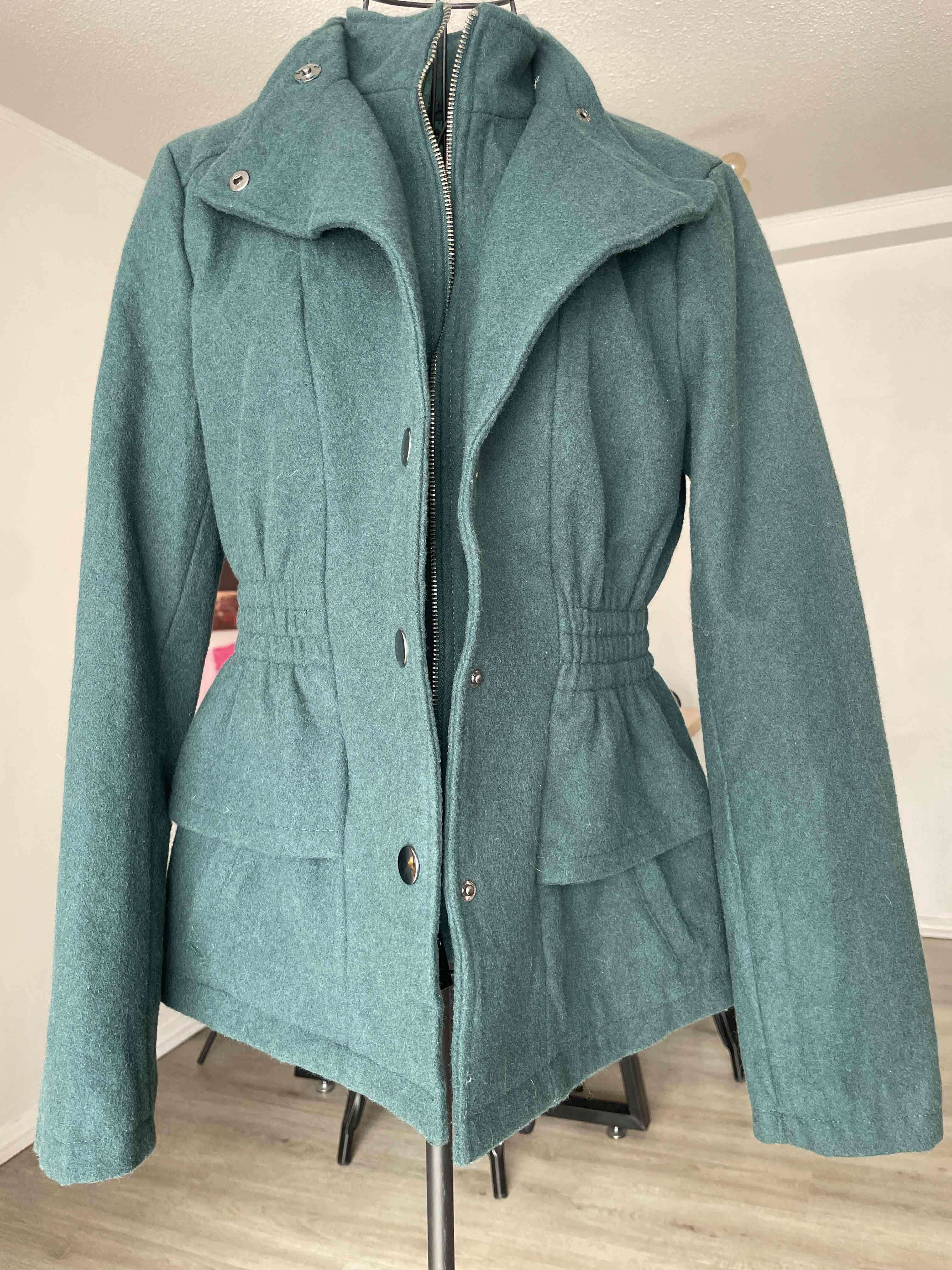Chaqueta verde con bolsillos - miniatura 1