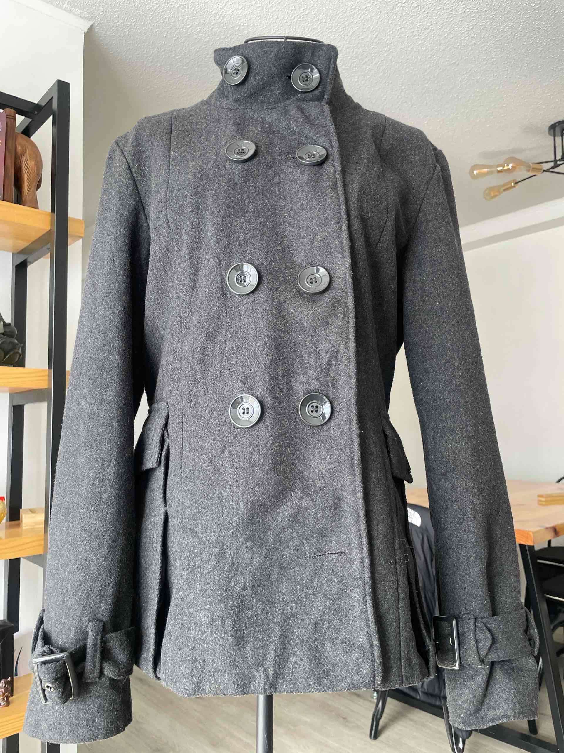 Abrigo gris con botones, talla L