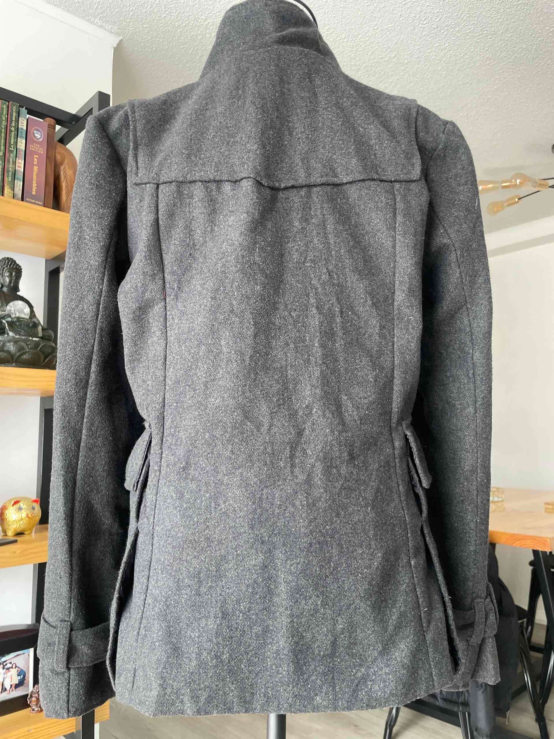 Abrigo gris con botones, talla L - miniatura 2