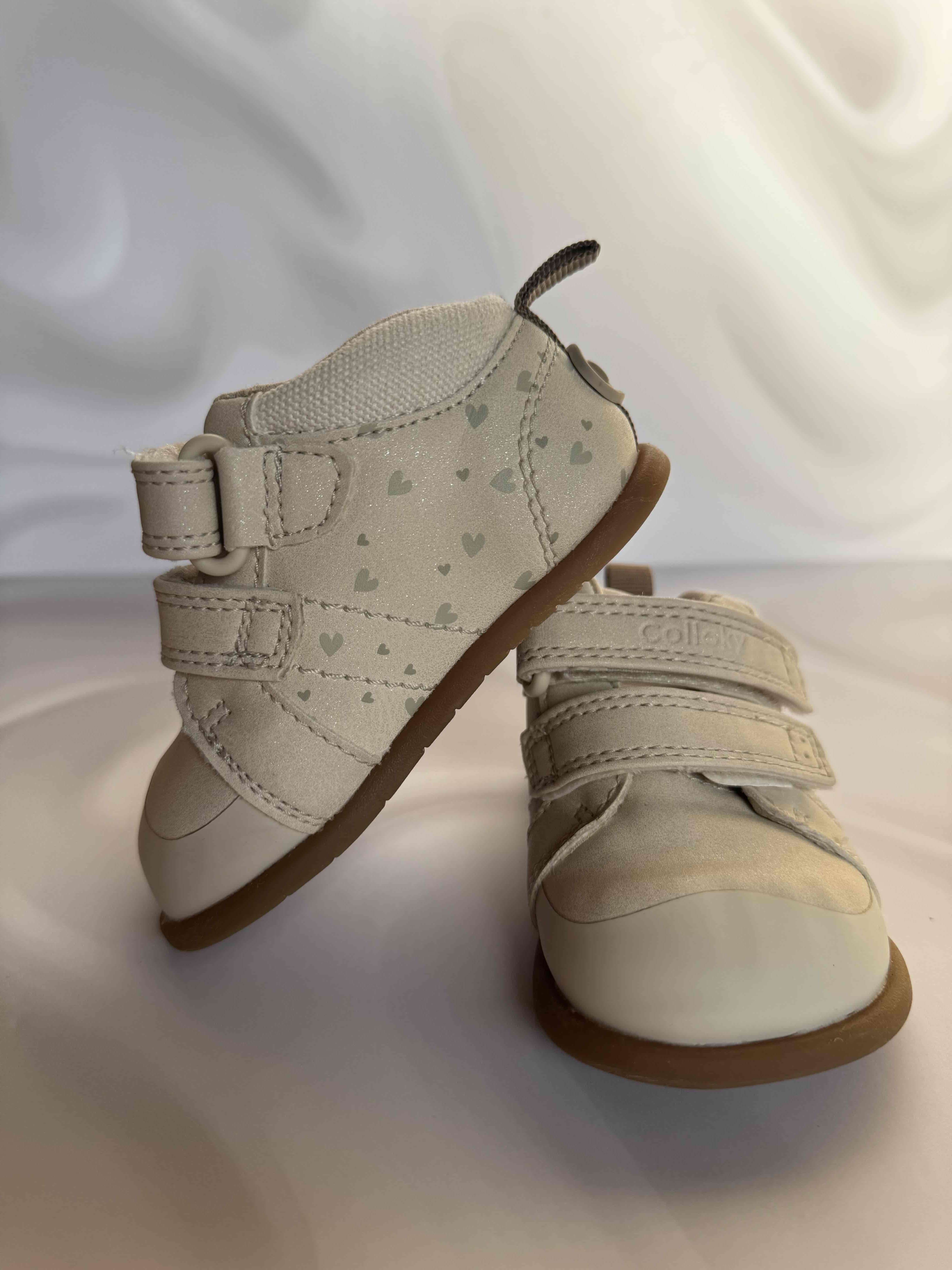 Zapatos bebé beige con corazones