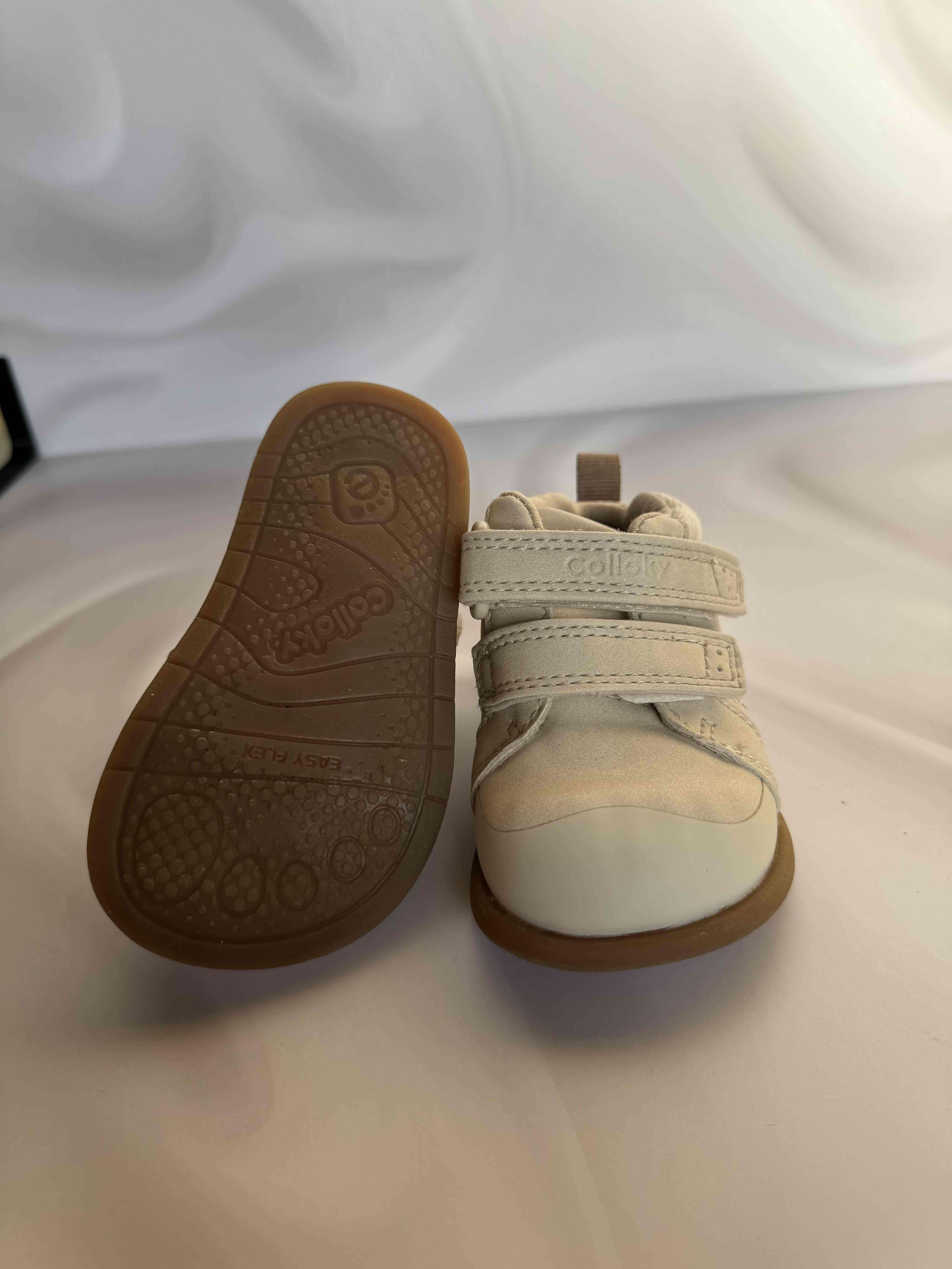 Zapatos bebé beige con corazones - miniatura 2