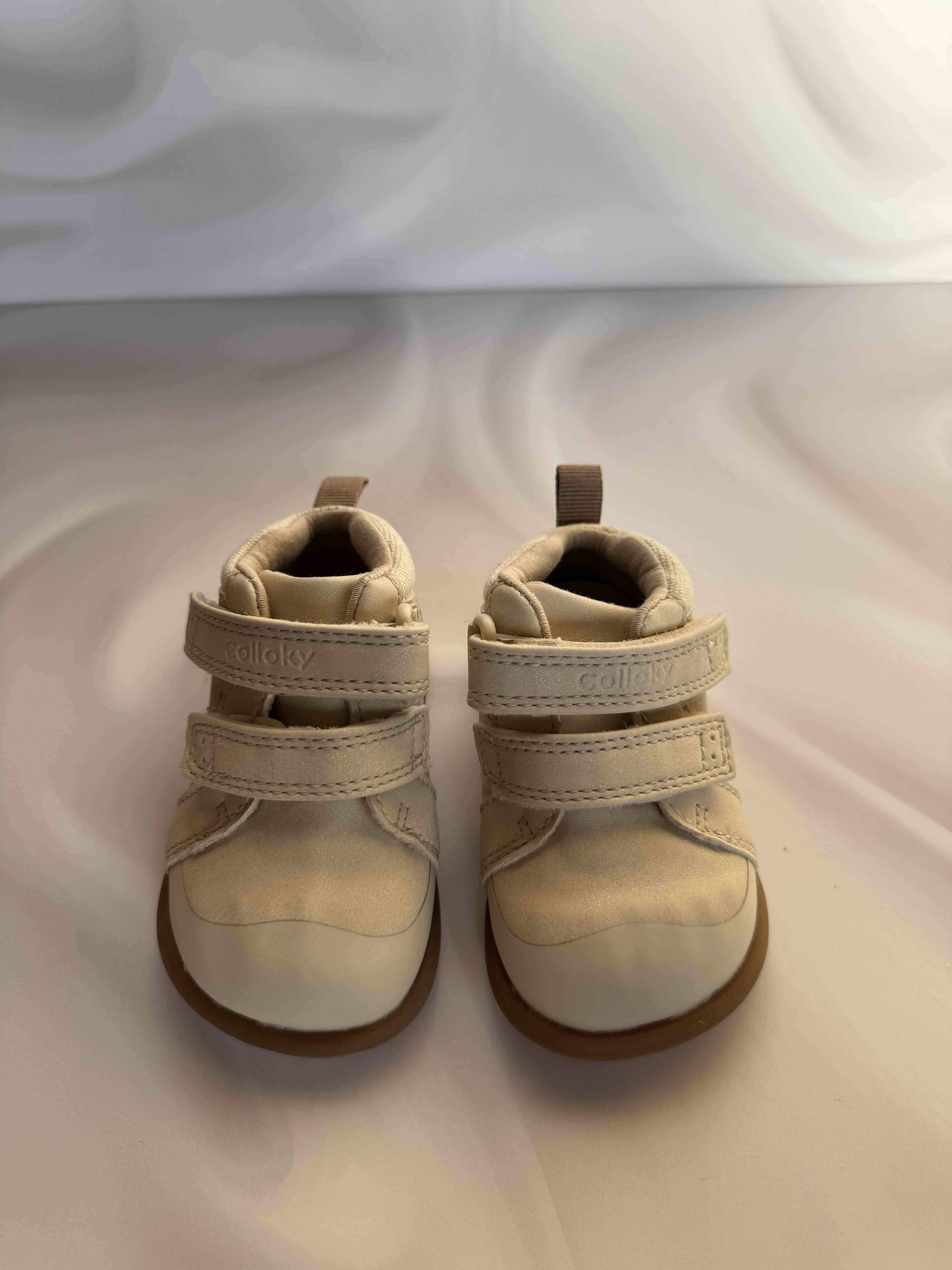 Zapatos bebé beige con corazones - miniatura 3