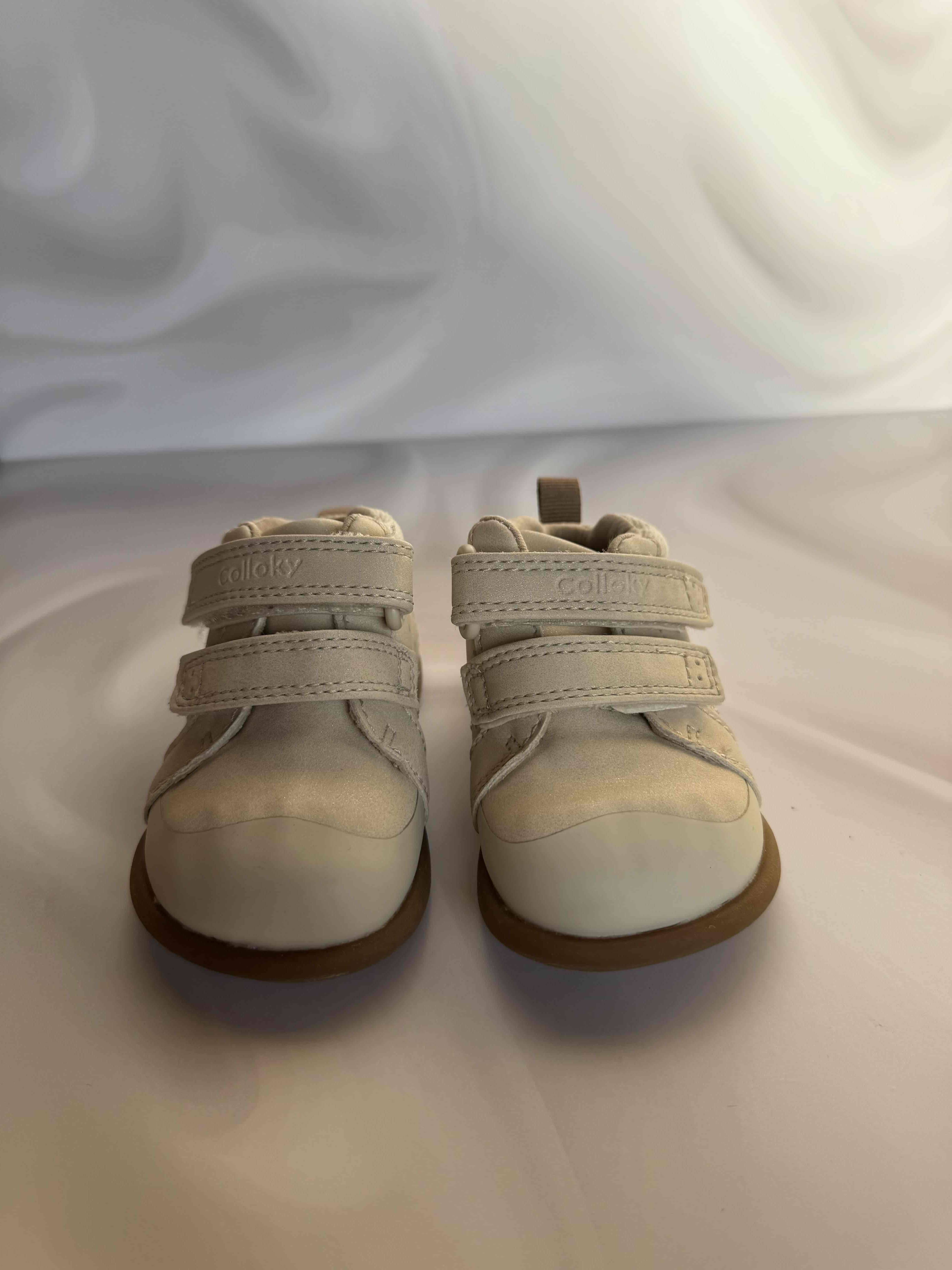 Zapatos bebé beige con corazones - miniatura 4