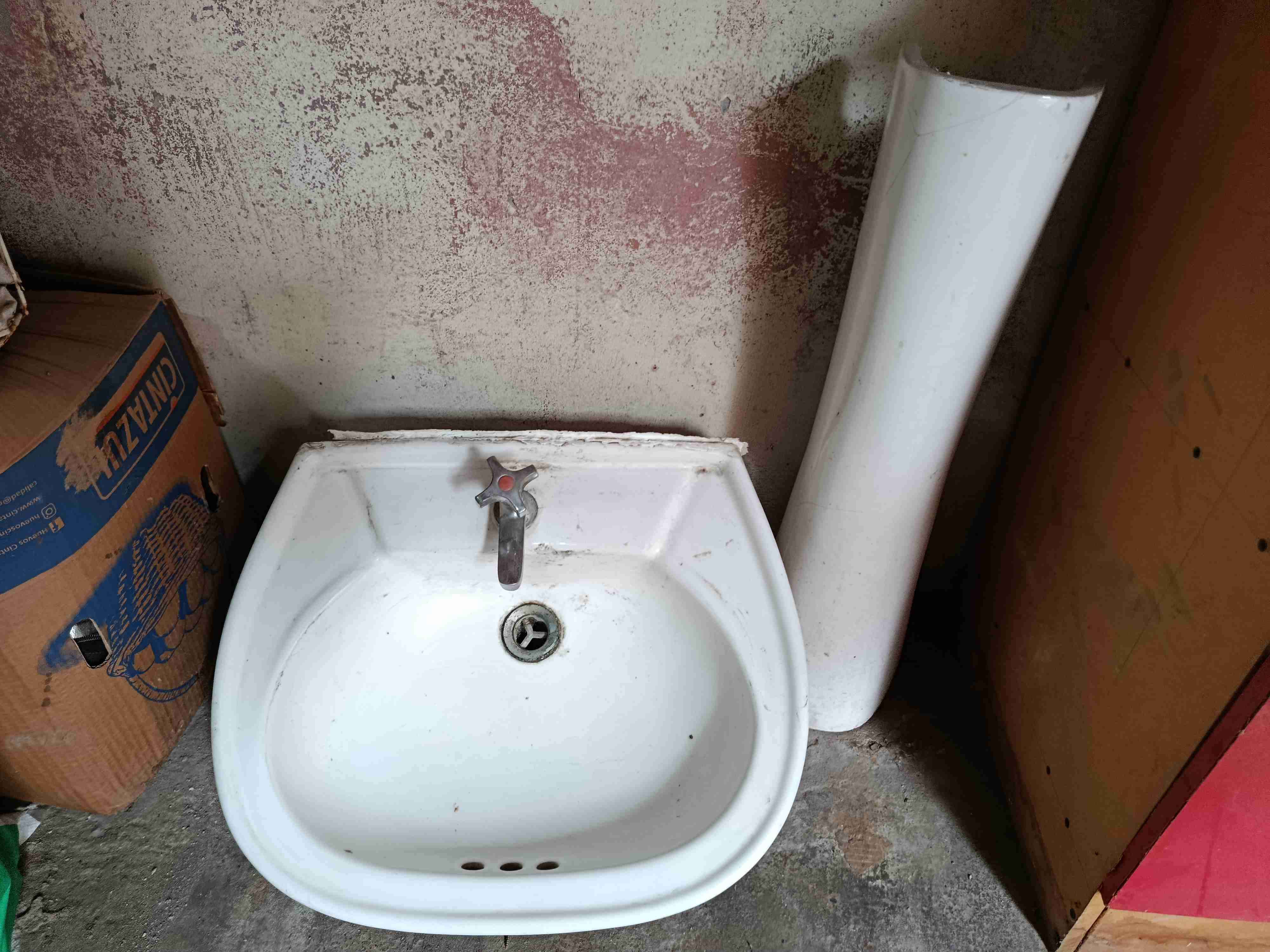 Lavamanos de cerámica usado - miniatura 2