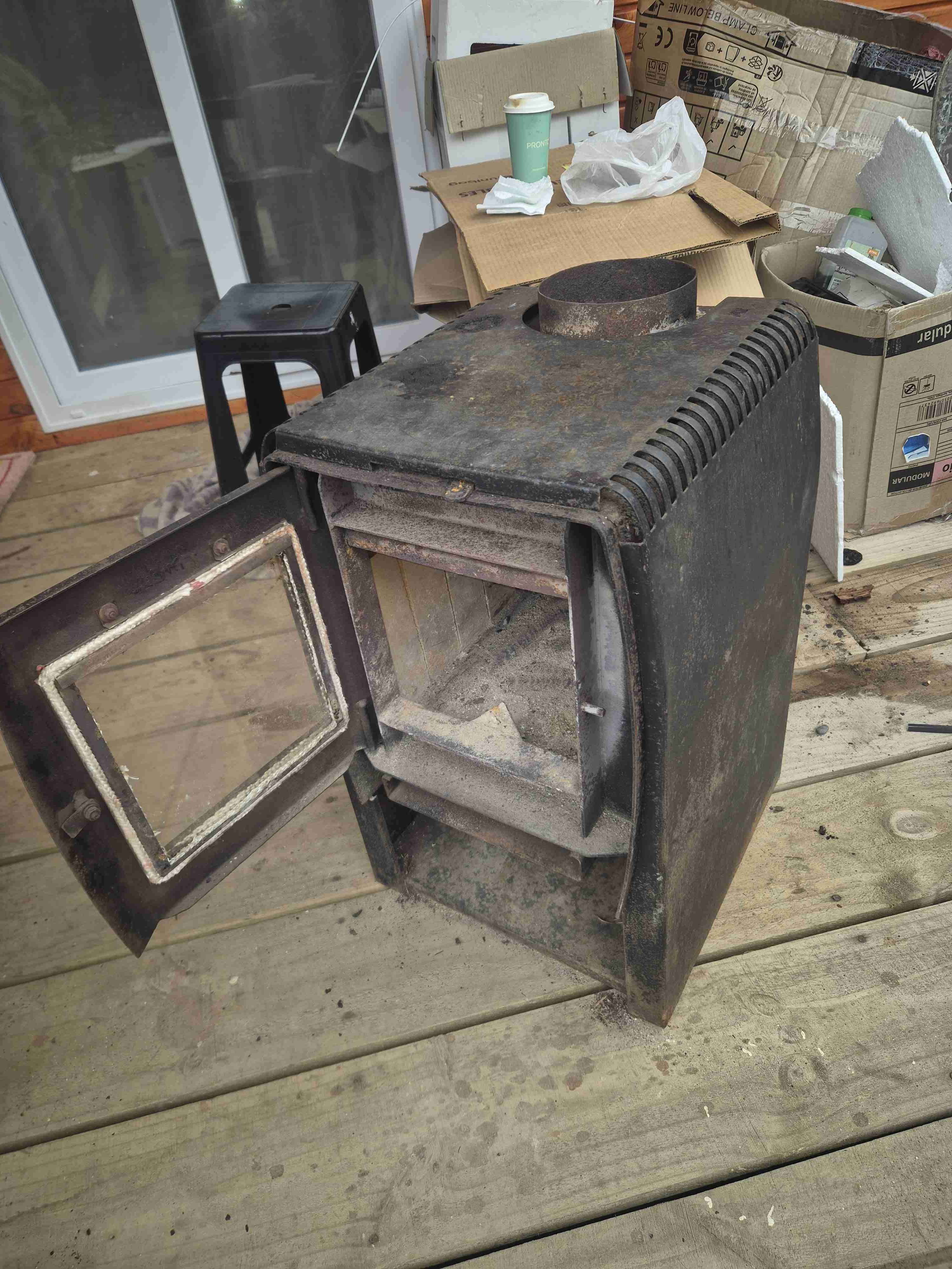 Estufa de leña antigua. - miniatura 1