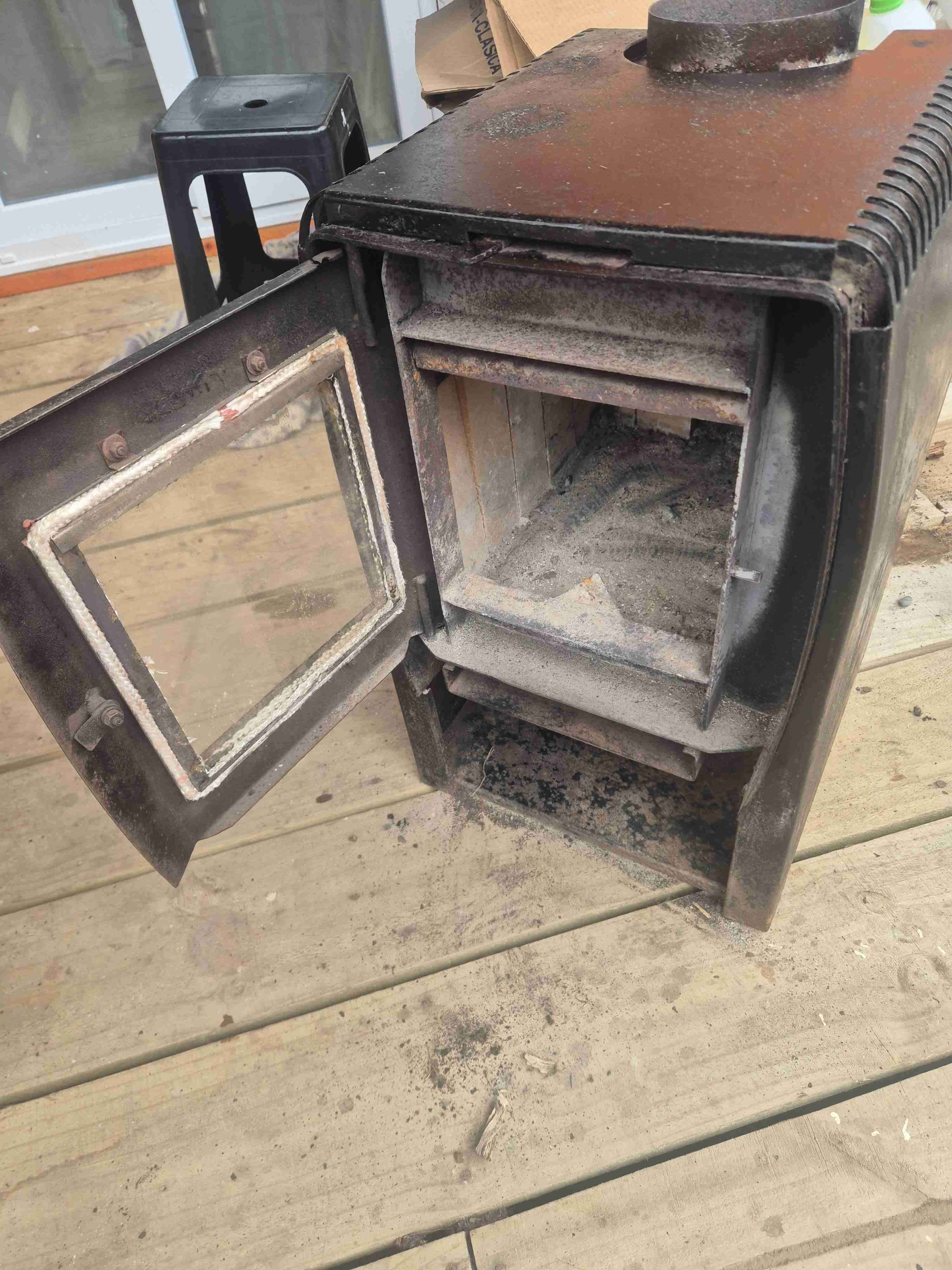 Estufa de leña antigua. - miniatura 3