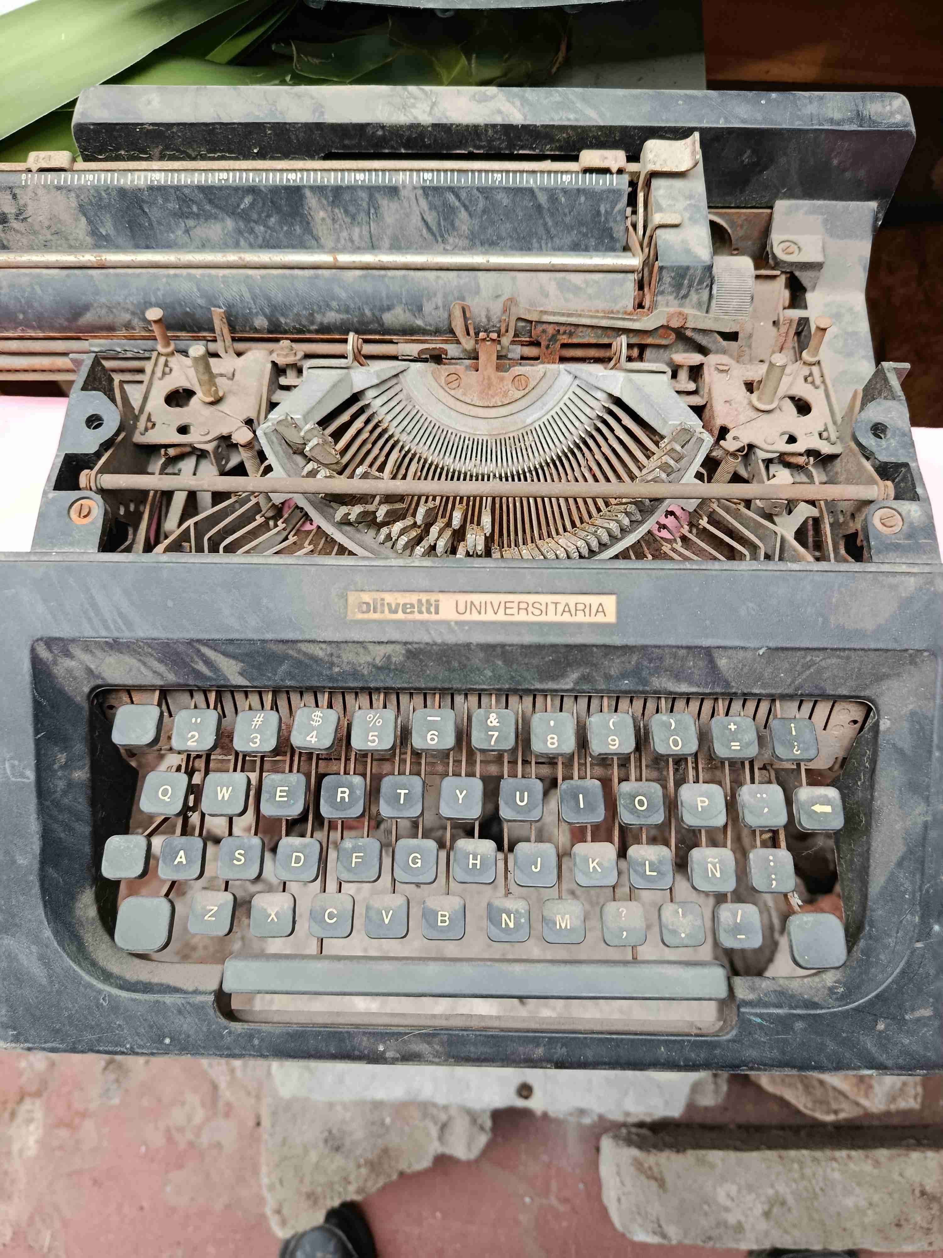 Maquina de escribir antigua - miniatura 2