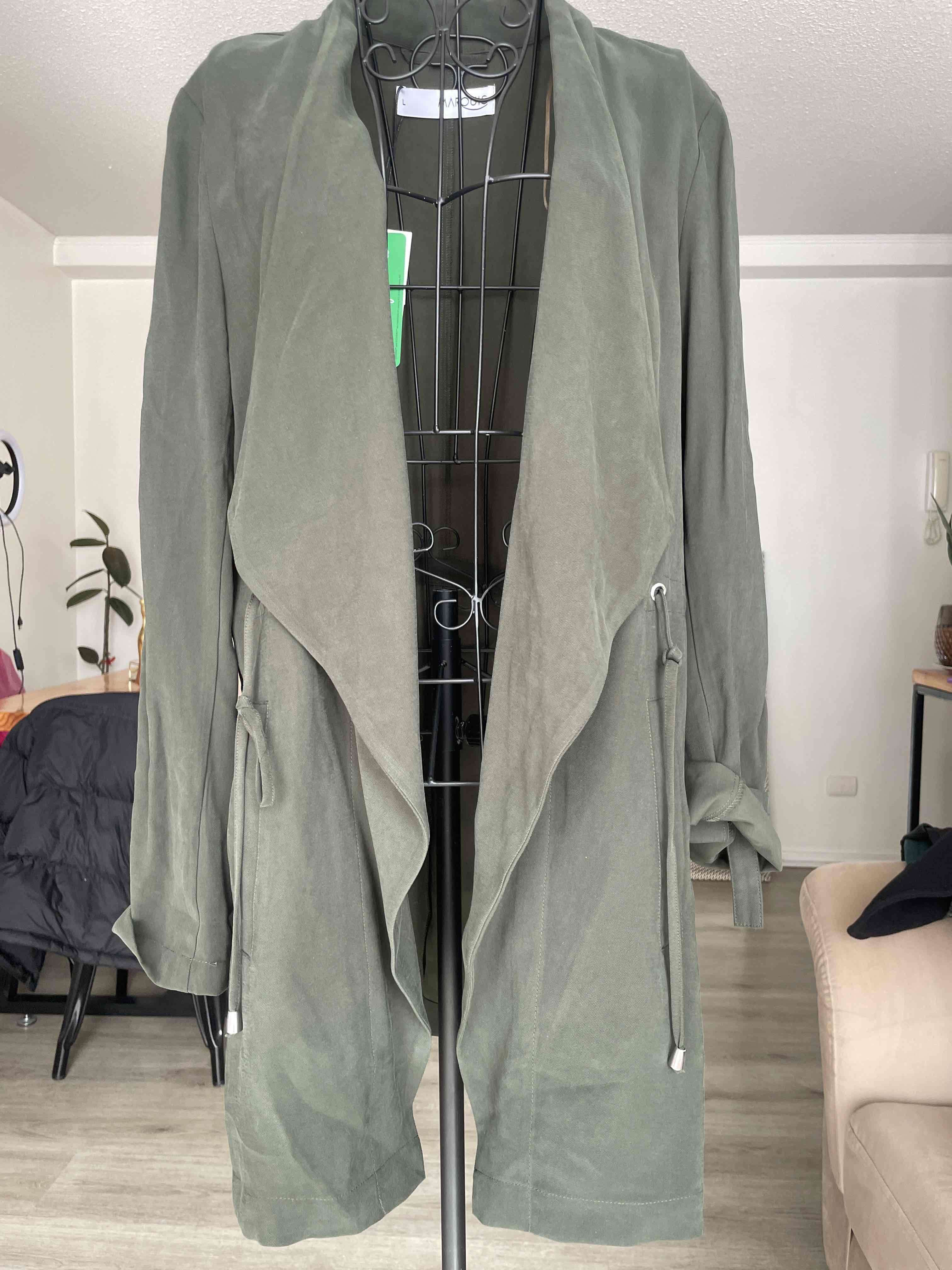 Abrigo verde con cascada