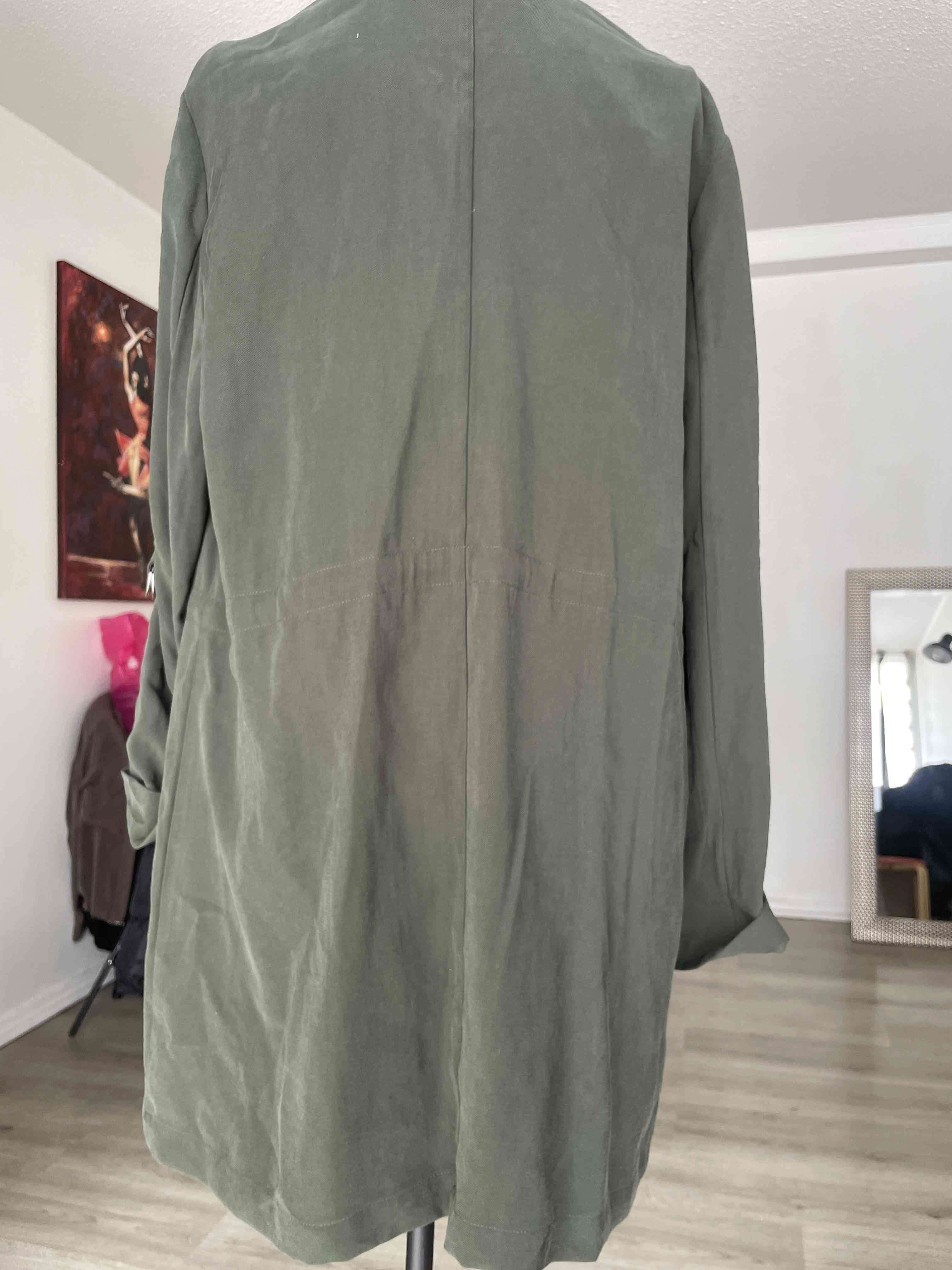 Abrigo verde con cascada - miniatura 2