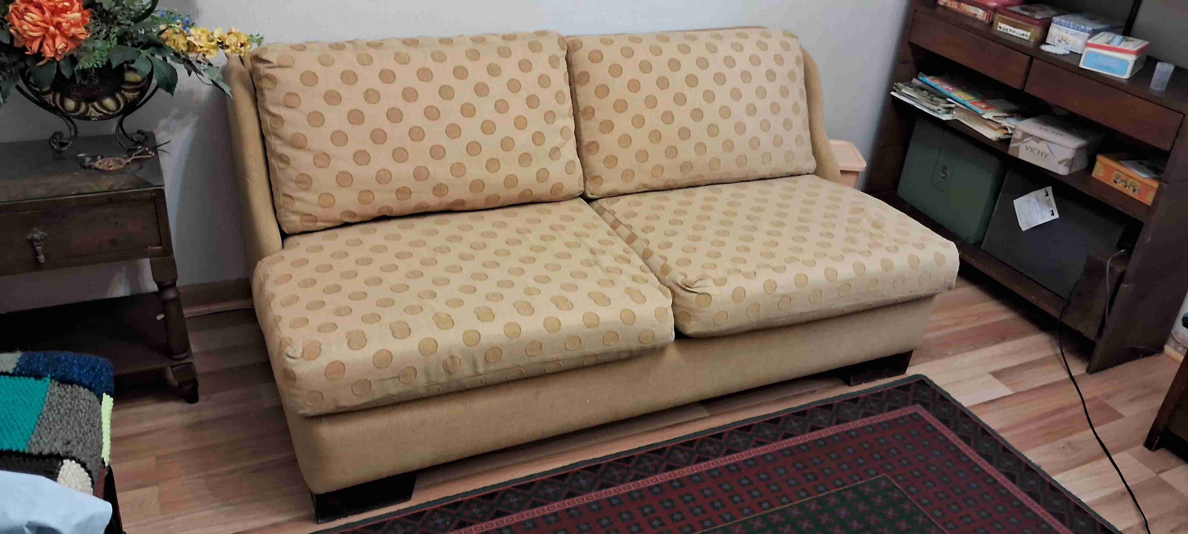 Sofá beige con diseño de puntos - miniatura 1