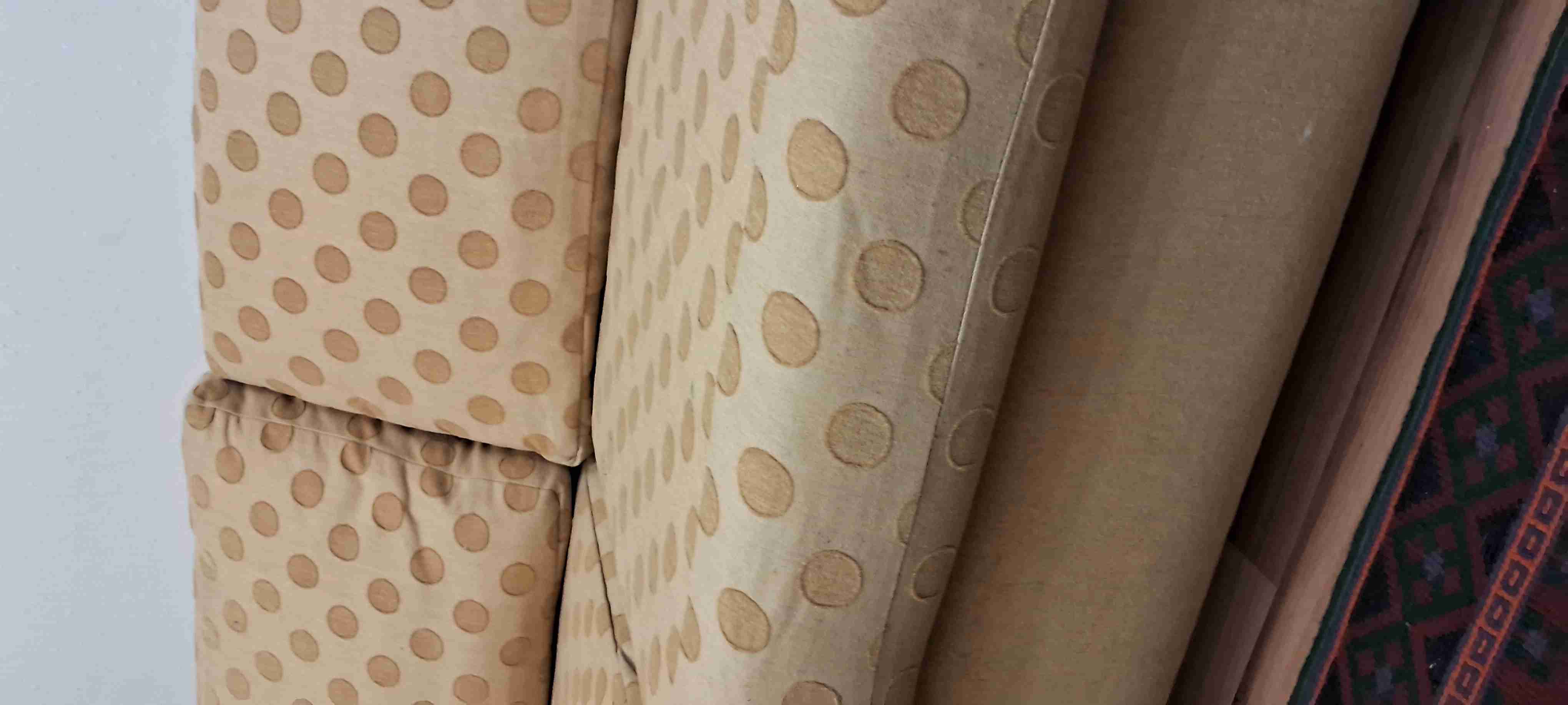 Sofá beige con diseño de puntos - miniatura 2