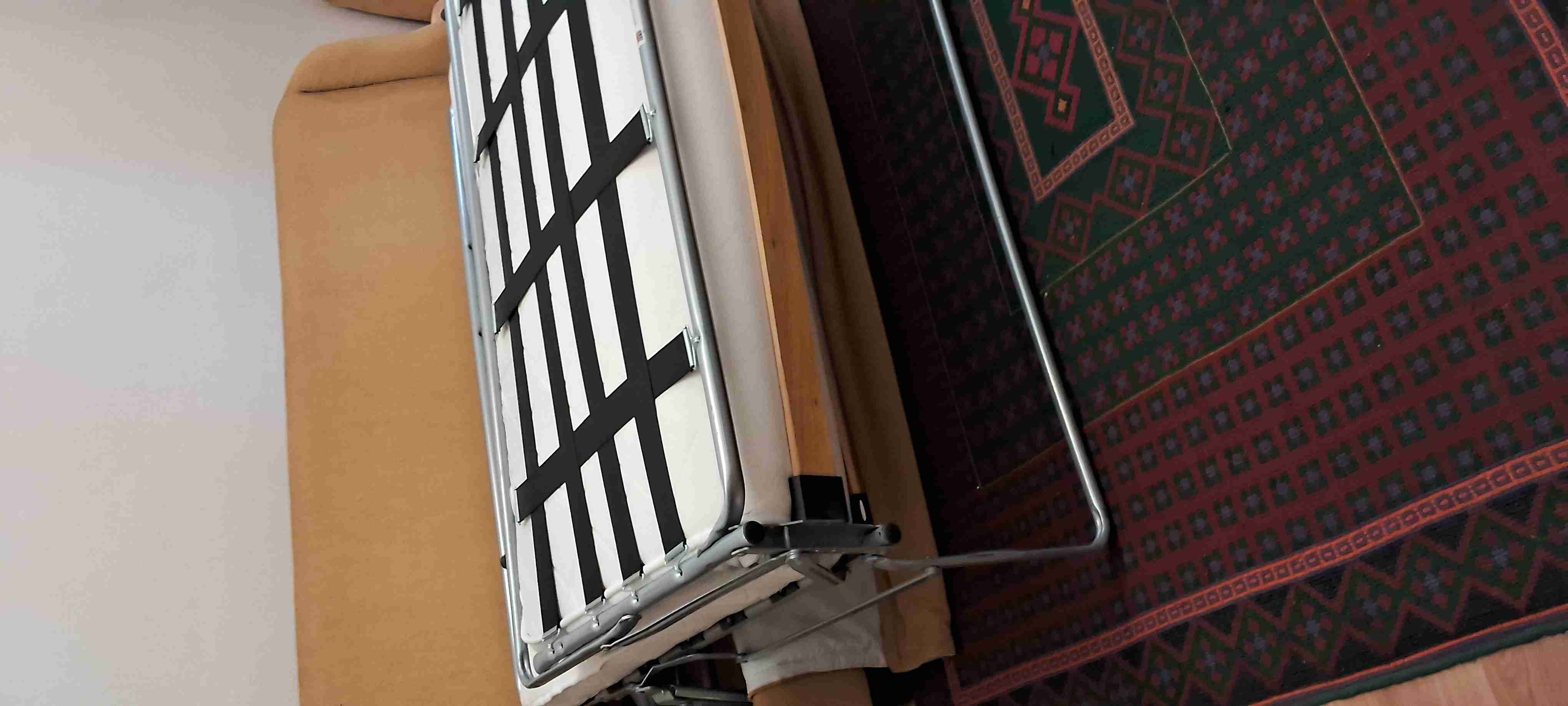 Sofá beige con diseño de puntos - miniatura 3