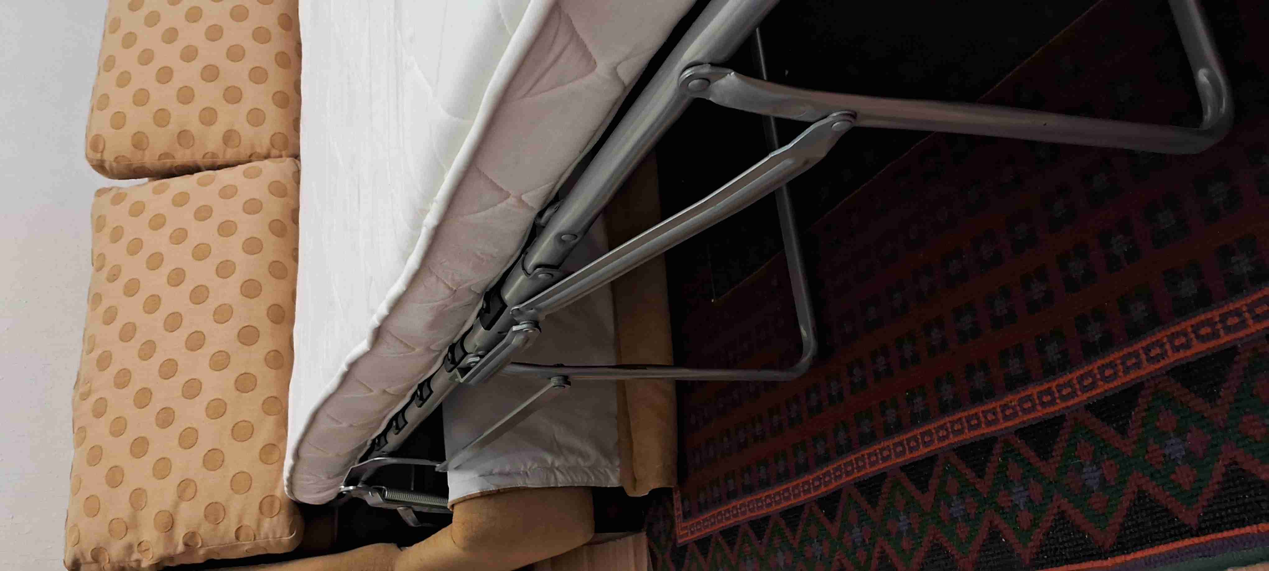 Sofá beige con diseño de puntos - miniatura 4