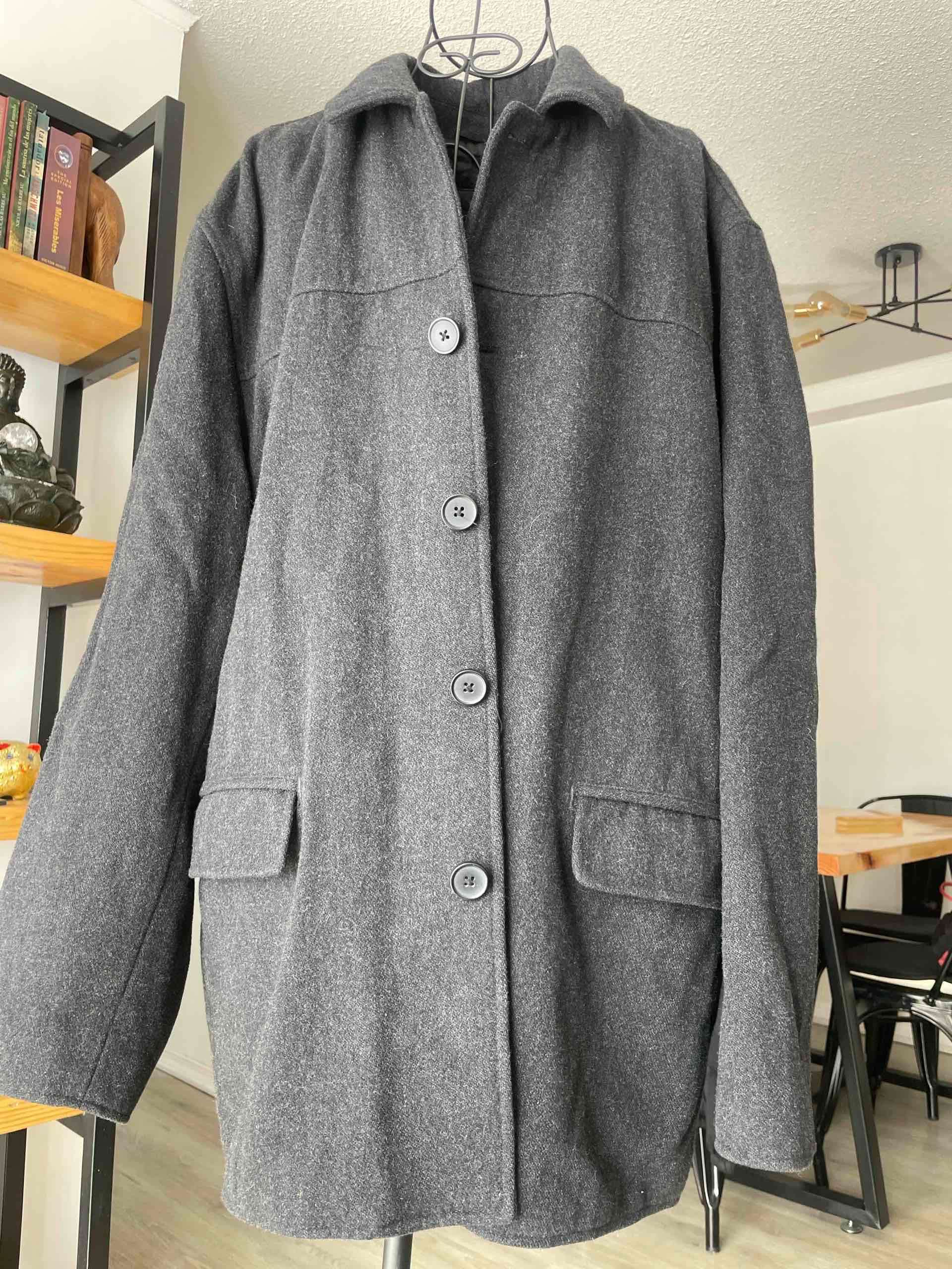 Abrigo de hombre gris oscuro