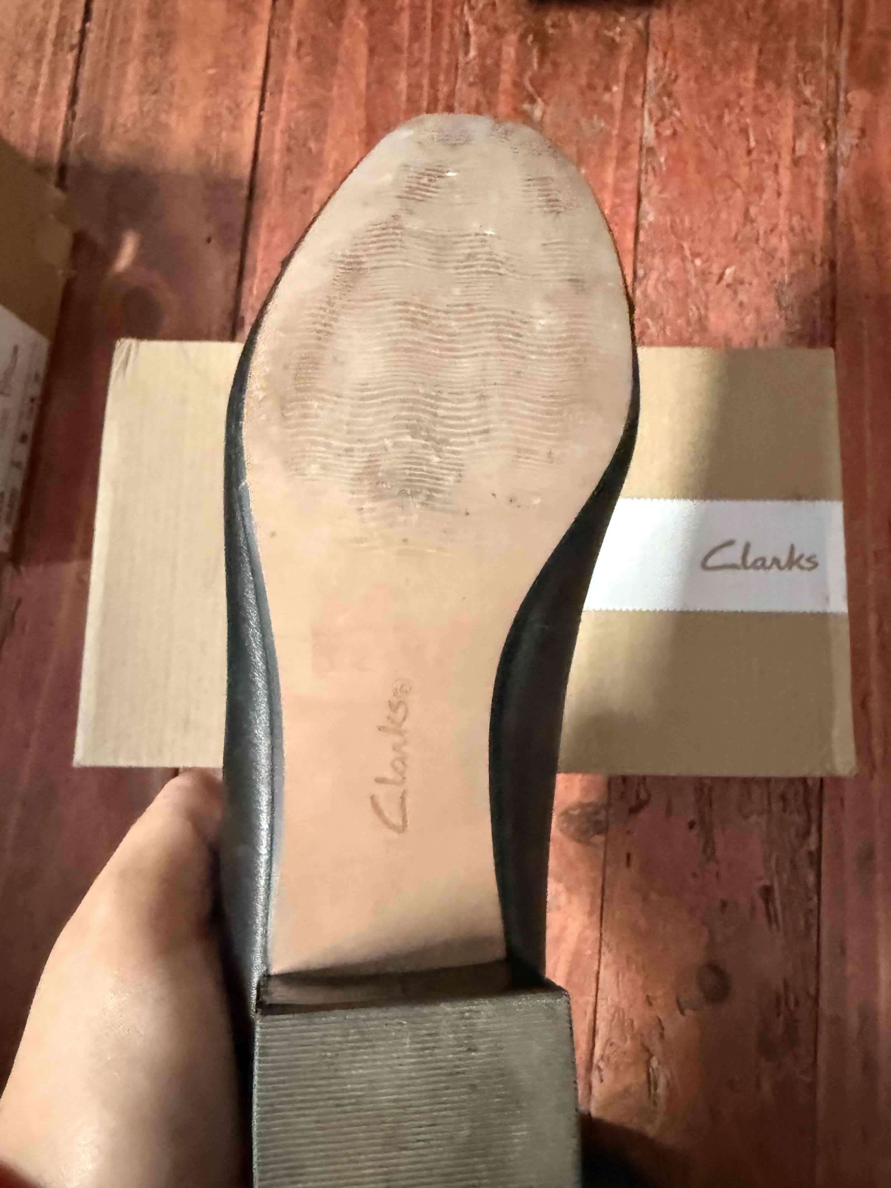 Zapatos negros Clarks elegantes - miniatura 4