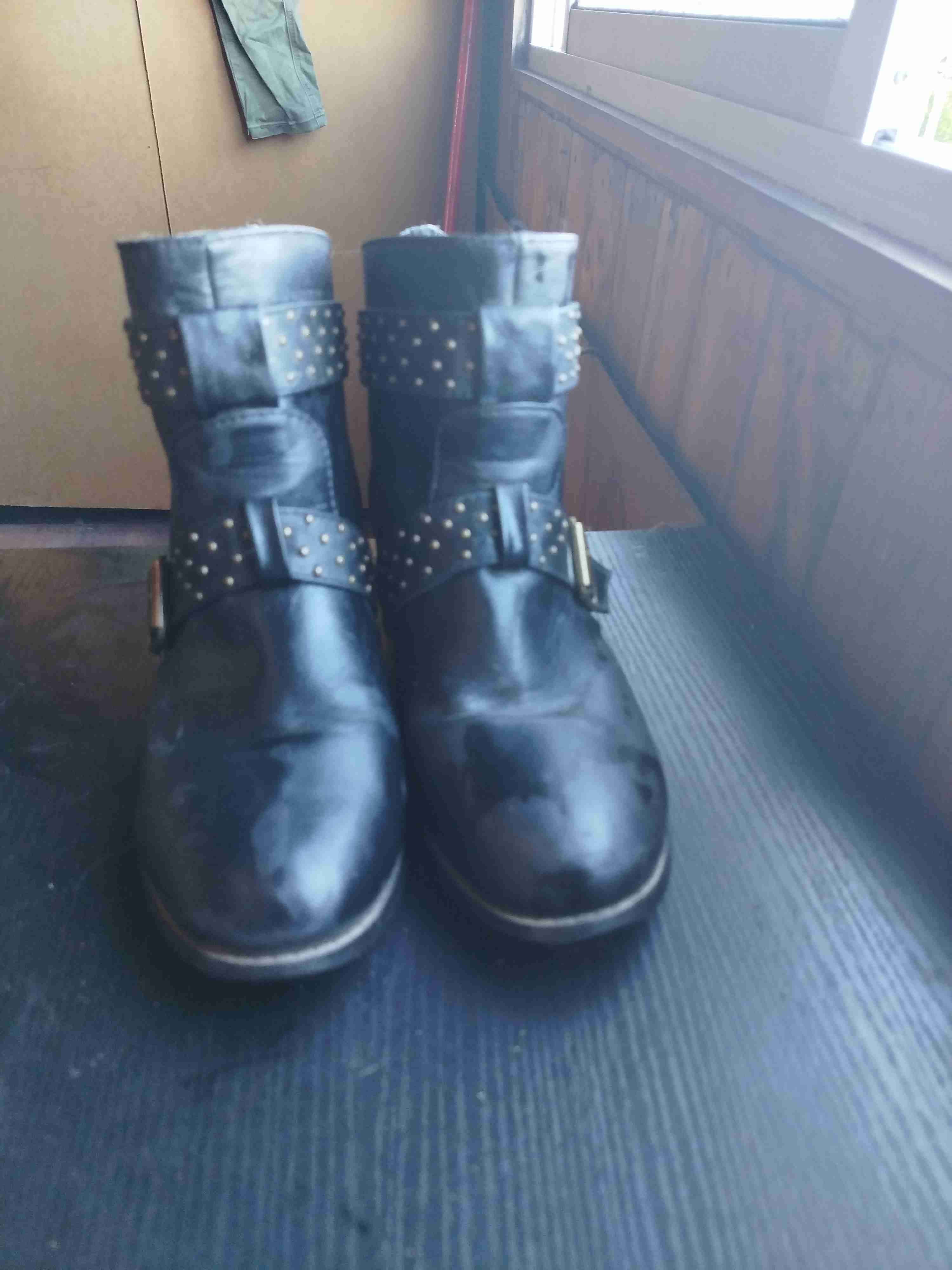 Botas negras con hebillas - miniatura 1