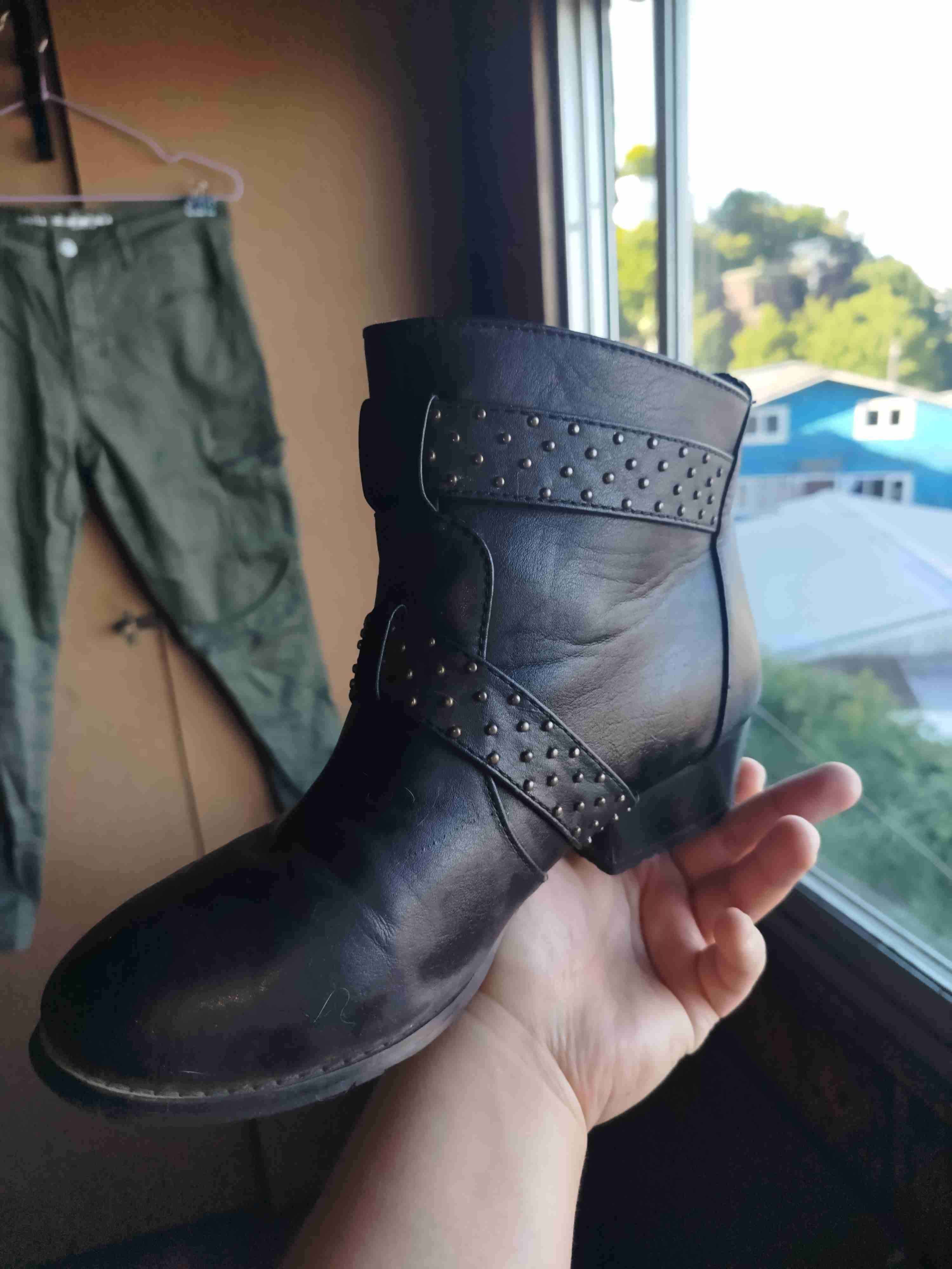 Botas negras con hebillas - miniatura 2