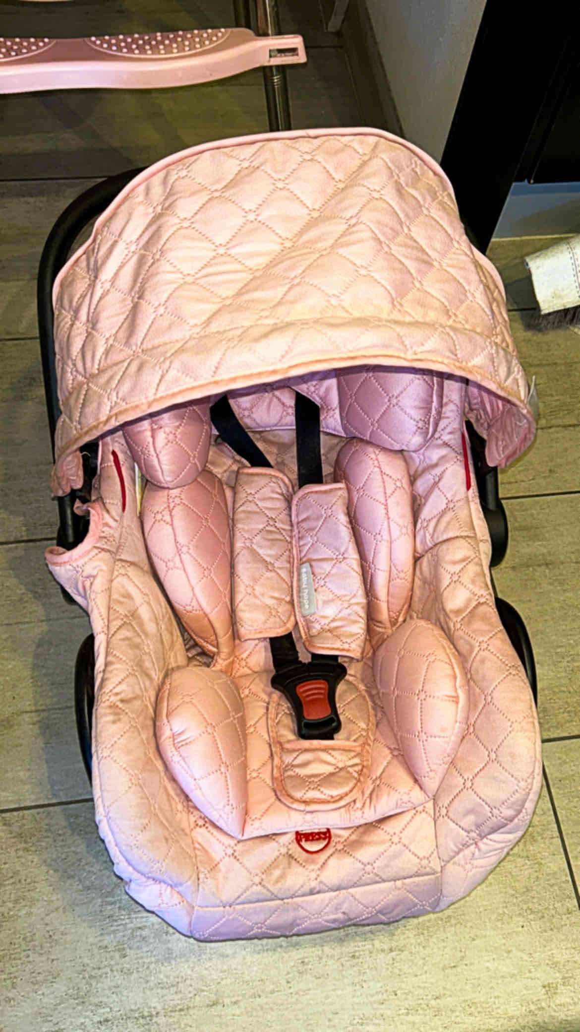 Silla de auto rosada para bebé - miniatura 1