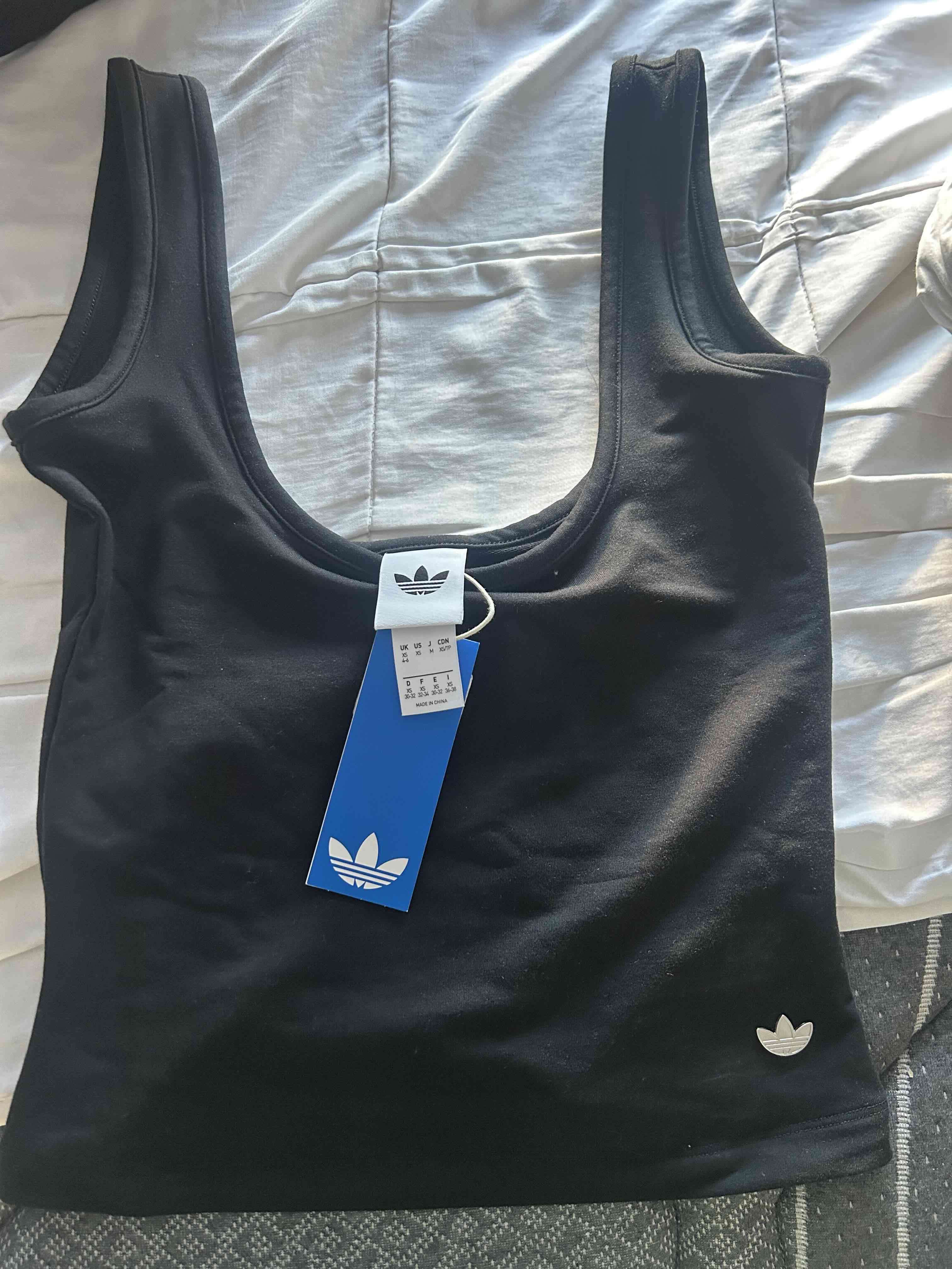 Polera negra con logo visible