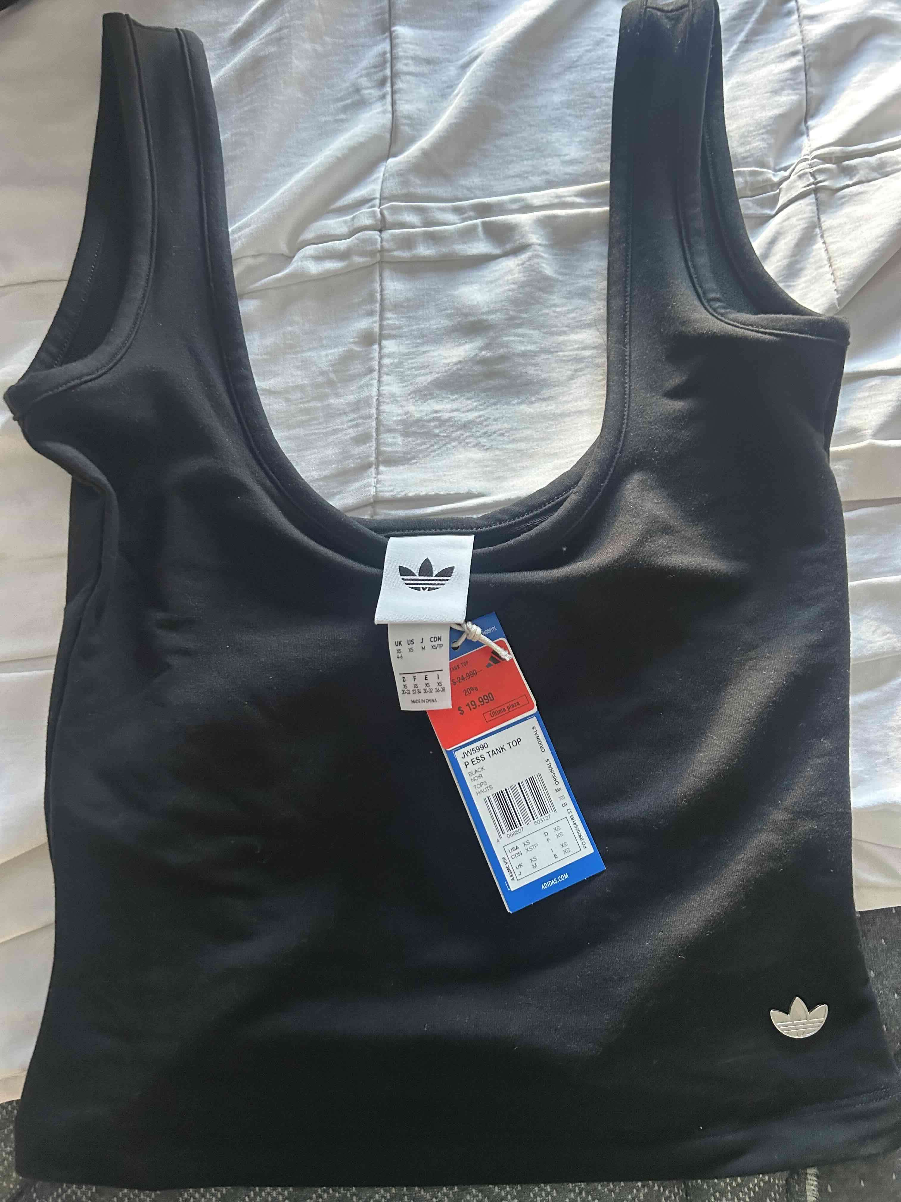 Polera negra con logo visible - miniatura 2