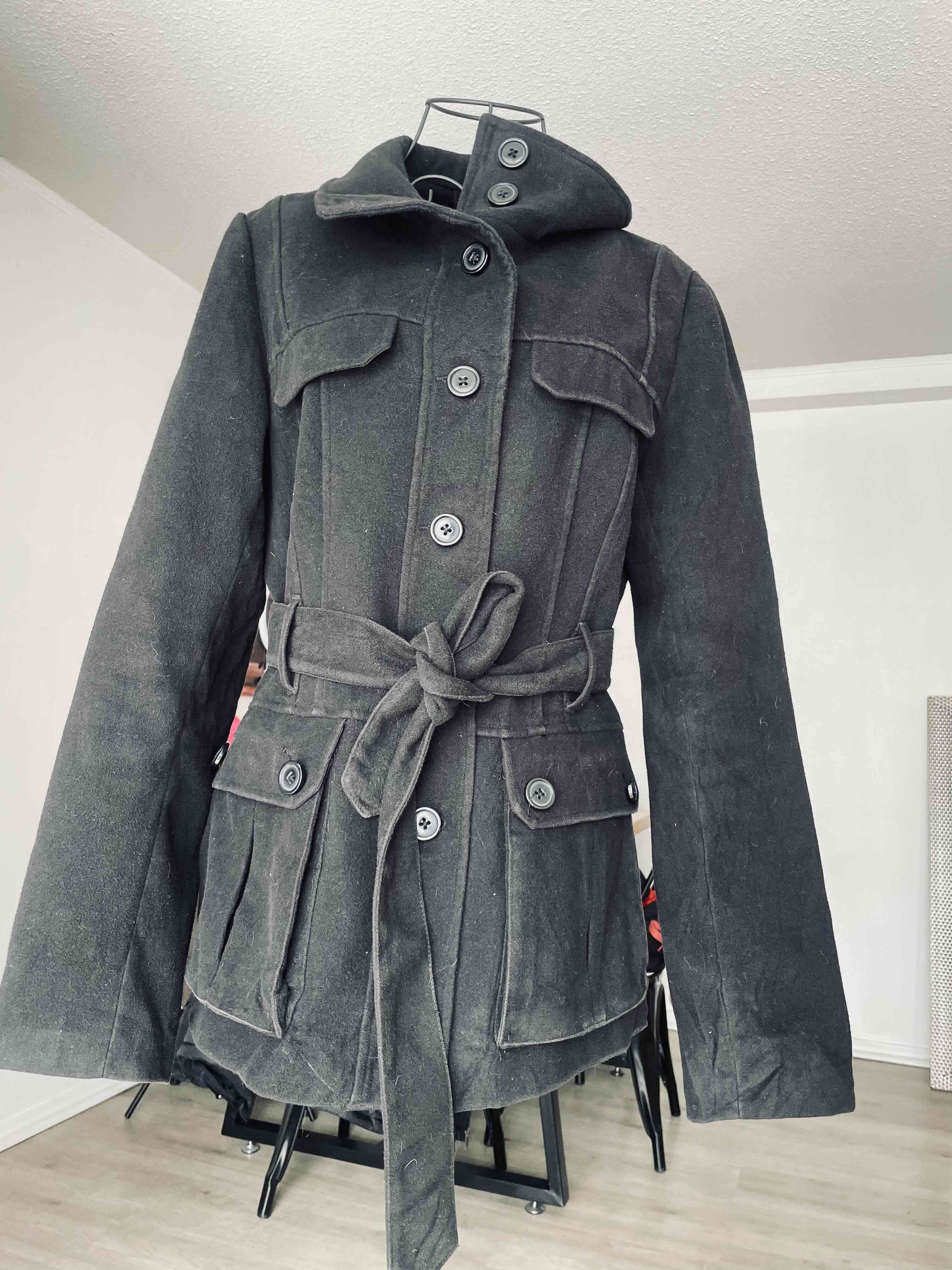 Abrigo negro con cinturón