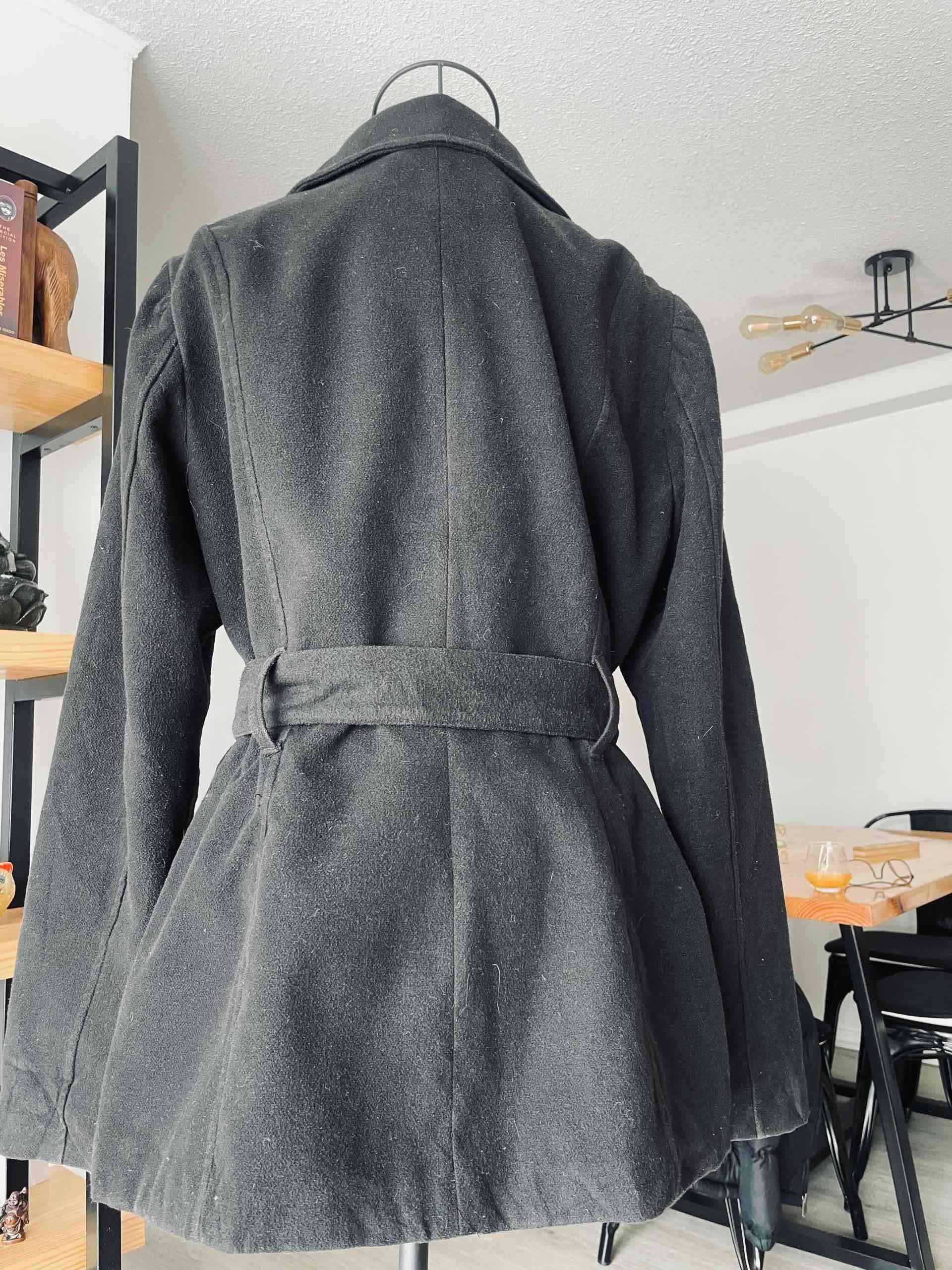 Abrigo negro con cinturón - miniatura 2