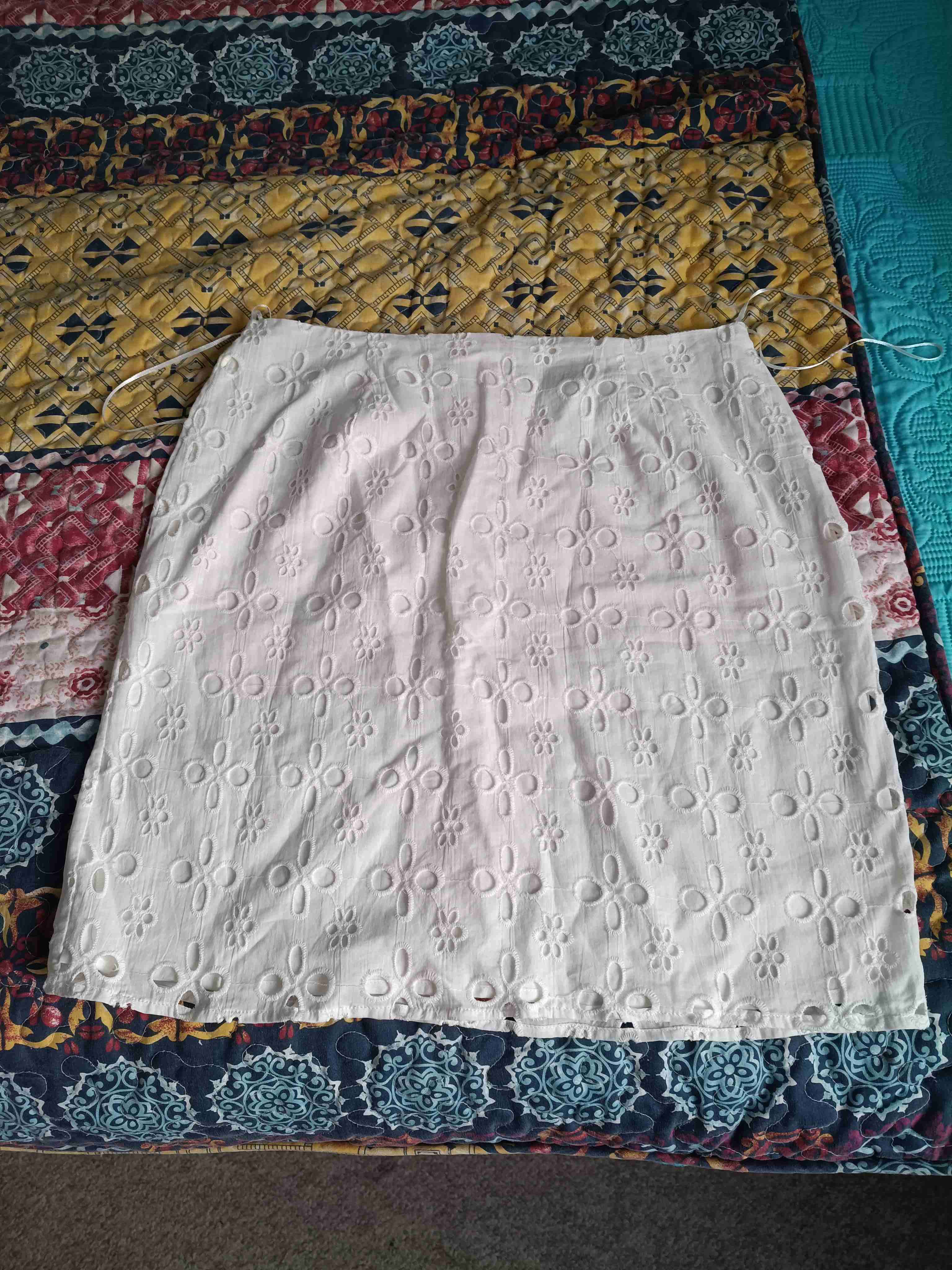 Falda blanca bordada