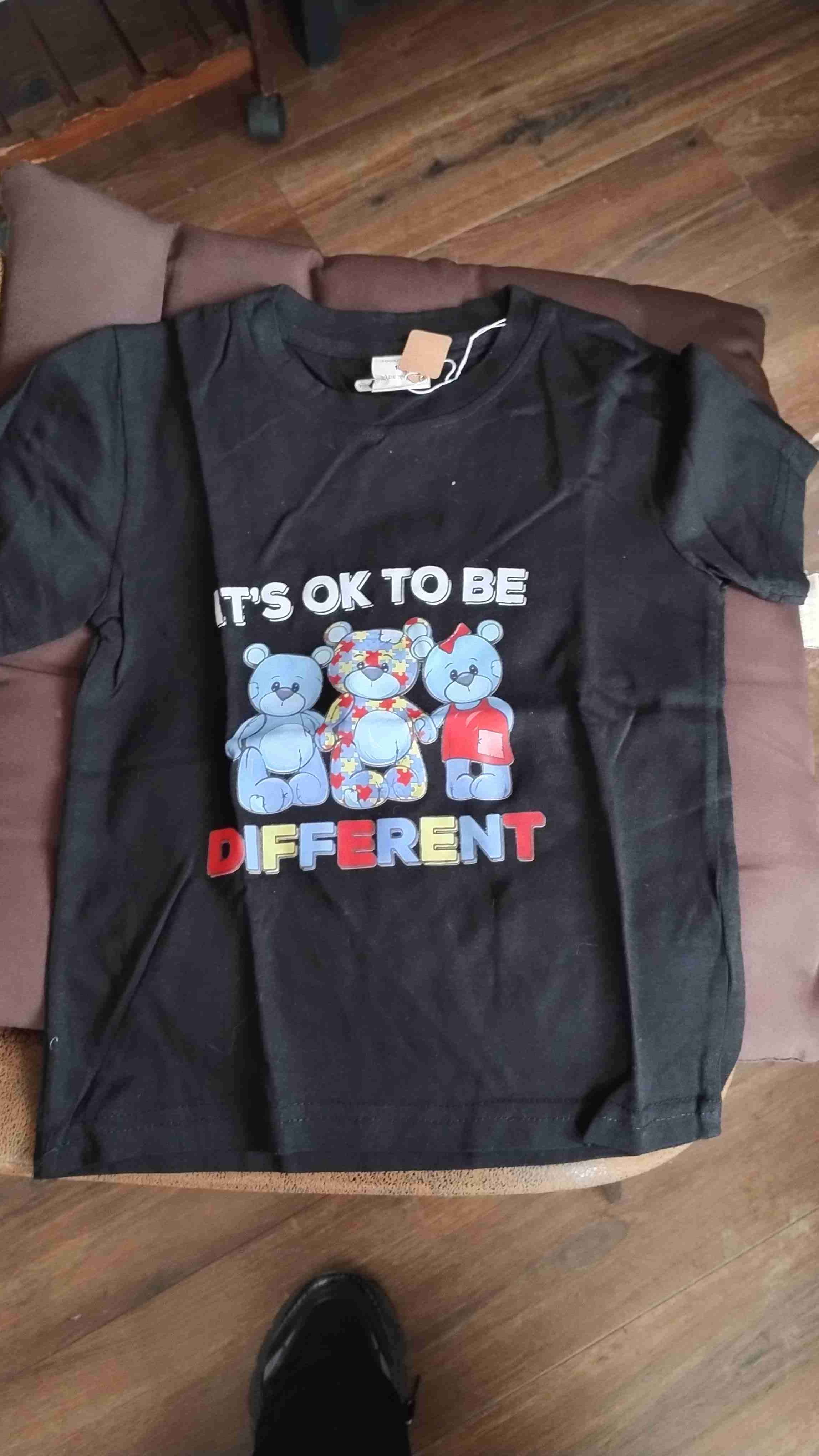 Polera niño negra con estampado osos