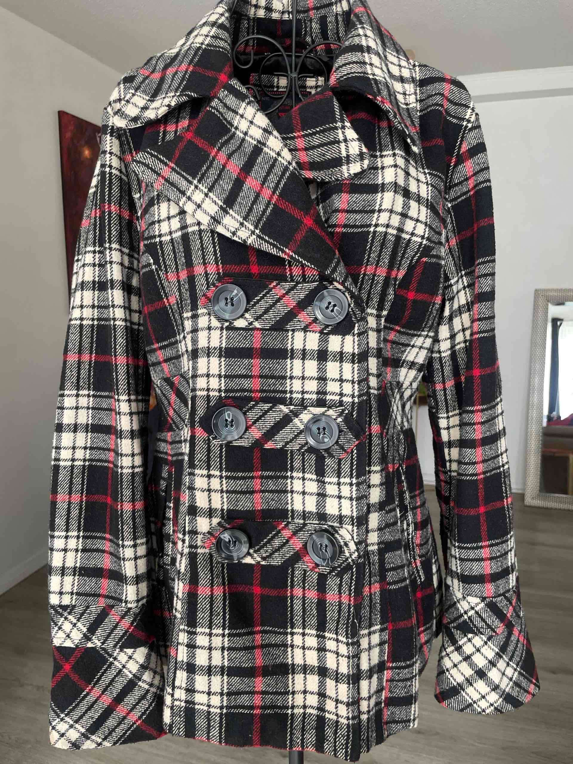 Abrigo de cuadros negro y rojo