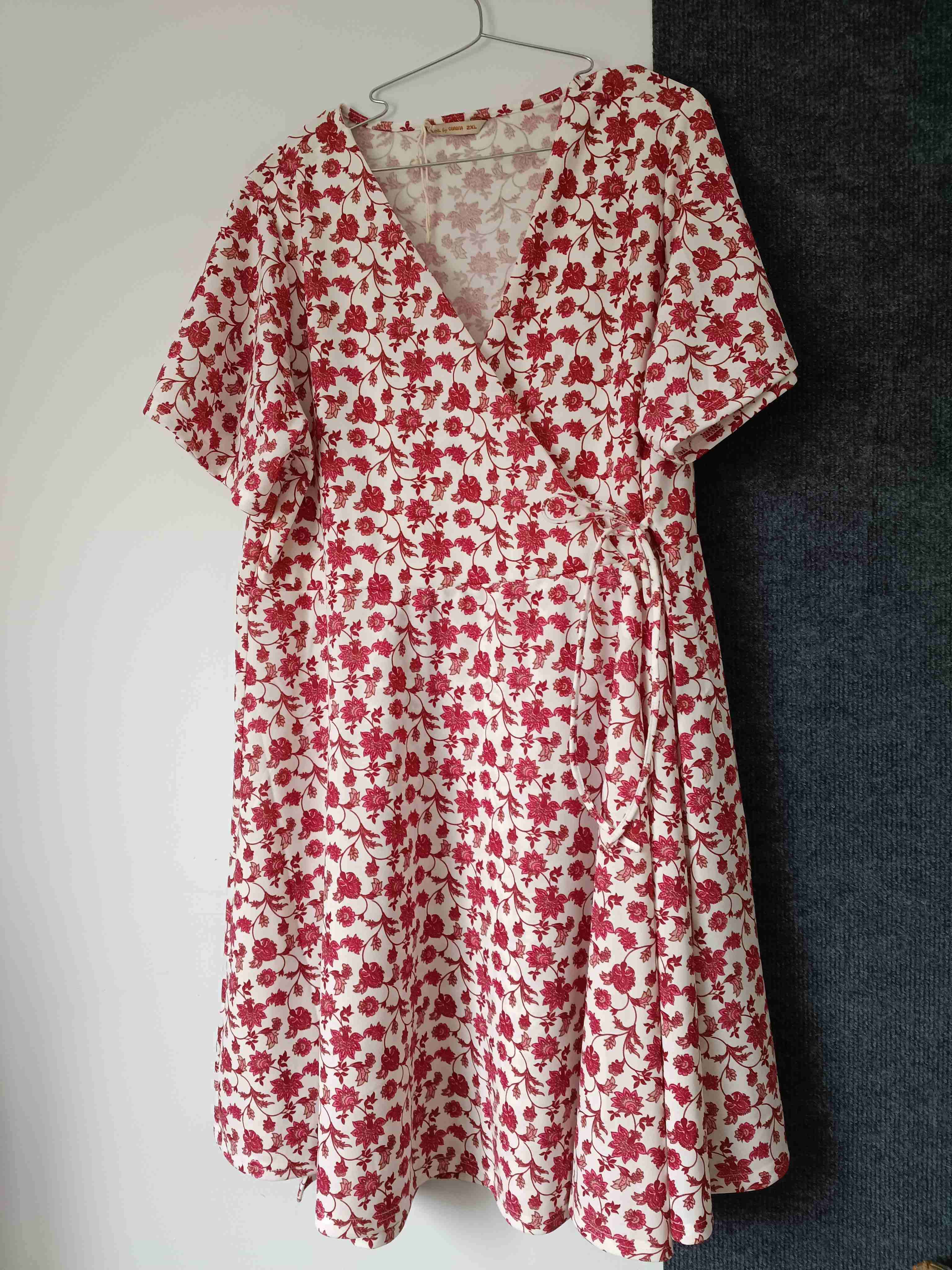 Vestido floral rojo y blanco